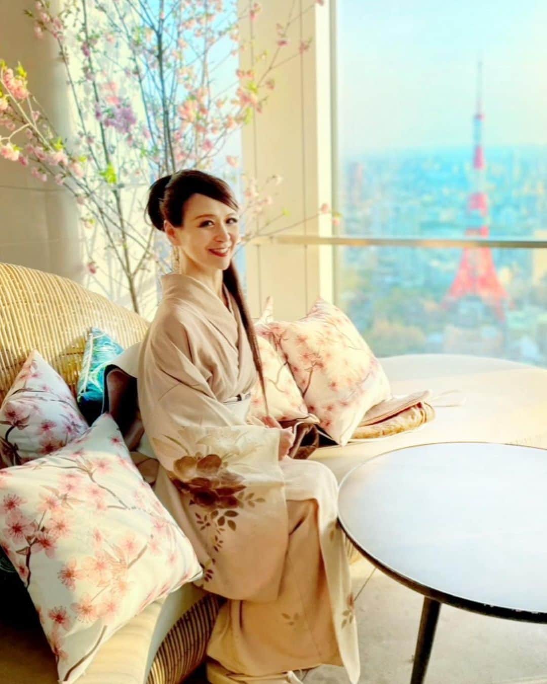 里井真由美さんのインスタグラム写真 - (里井真由美Instagram)「🌸桜と東京タワー🗼🇯🇵  アンダーズ東京52階のルーフトップテラス でございます〜 @andaztokyo   金土日限定の「さくらアフタヌーンティー at さくらガーデン」にお招き頂きました🌸🙏  高さ52階は、都内ホテル飲食店の中でも最上階かと思います〜♡  。。。  🌸桜アフタヌーンティーは、 6種スイーツ、5種セイボリー、2種スコーンに、桜のお茶などシェフこだわりのアイテムが頂けます。 ミクソロジスト 吉原さんの 桜モクテルもおいしいですよ〜 @mixologist_yasu   どれも小さめで とても凝っていて、 例えばミルクレープは、ビーツのピューレとクリームチーズが何層にも♡☺️ 桜オペラもグリオットコンフィの上に、桜バタークリーム、桜ガナッシュを重ね合わせた美しい層を楽しめます〜  桜柄のチョコボンボンも可愛いくておいしいです🌸🌸  。。。  ルーフトップテラスは、桜の木が植えられ開放的なテラスエリアなので、お花見気分を安心して満喫できます🌸🇯🇵   雨や強風時には 開放中止になる場合もございますが、店内どこのお席も、眺望や店内の雰囲気を楽しめます♪   桜色ワンピースの ゆうちゃんと2人で写っている場所は 店内です。素敵ですよ〜  。。。  メニューなど詳細も書いておきますね  🔻ご予約はこちらから🔻 https://www.andaztokyo.jp/restaurants/jp/news/detail/425  。。。   スイーツ ■桜ショートケーキ ■桜ブランマンジェ ■桜オペラ ■桜エクレア ■桜レアチーズケーキ ■桜柄チョコレートボンボン   セイボリー ■桜鯛と春野菜のエスカベッシュ ■ビーツとクリームチーズのミルクレープ ■桜海老と菜の花の生春巻き ■桜の花の塩漬けとパルメザンチーズのライスコロッケ ■フォアグラムースタルトレット ドライ桜フラワー  スコーン ■桜風味のスコーン ■レーズン＆オレンジのスコーン 。。。  価格：￥6,600 期間：2021年3月26日(金) 〜 3月28日(日)、 　　　4月2日(金) ～ 4日(日)、 　　　4月9日(金) ～ 11日(日) 	第1部13：00 ～ 15：00、第2部 15：30 ～ 17：30 ※表記の税込価格に、15%のサービス料が加算されます。  。。。  #アンダーズ東京#andaztokyo #andaz #さくらアフタヌーンティー #さくら#japan#japanese#japanesegirl #kimono#kimonostyle #着物#着物女子 #着物スタイル #アフタヌーンティー#afternoontea#里井真由美#ホテルステイ#女子旅#いちご#春#東京タワー#tokyotower #🇯🇵#satoimayumi#mayumisatoi」3月28日 21時29分 - mayumi.satoi