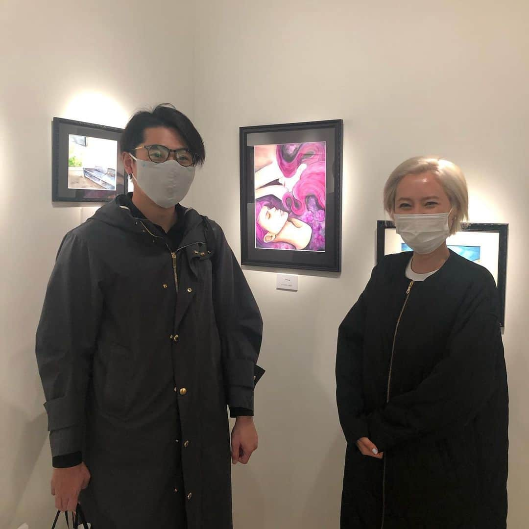 伊東楓さんのインスタグラム写真 - (伊東楓Instagram)「とってもオフな、吉村さん。😂 #唯一の月 #原画展 #吉村崇 さん、来てくださって本当に嬉しかったです🙆‍♀️💓感謝しています！！！！」3月28日 21時31分 - kaede_ito004