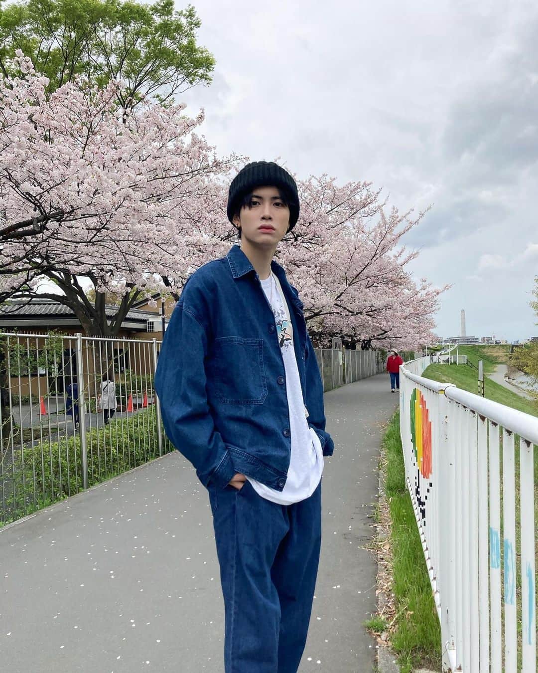 のインスタグラム：「春もセットアップ👕🌸  中に着ているロンTはじゅりちゃんがプロデュースするJammyのもので、お気に入りです！」