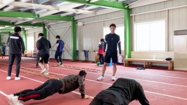 北海道メディカル・スポーツ専門学校のインスタグラム：「動画後半に注目！ 疲れてきたら声かけあって、部活みたい🤣  さて、もうすぐ4月！ 新入生のみなさんは、新しい生活がスタートしていますよね？  ワクワクと少し不安が共存してるはず😊  でも大丈夫！ スポーツトレーナー学科の授業の様子👀  自信なくても応援し合いながらチャレンジすればきっとうまく行きます✌️ 先生達もしっかりサポートするから安心してくださいね！  新入生は4/5〜スタートです！  #北海道ハイテク #スポーツトレーナー #アスレティックトレーナー #パーソナルトレーナー #専門学校 #授業 #実技 #必死の #トレーニング #フィジカル #エクササイズ #スポーツ #スポーツの勉強 #北海道 #恵庭 #札幌」
