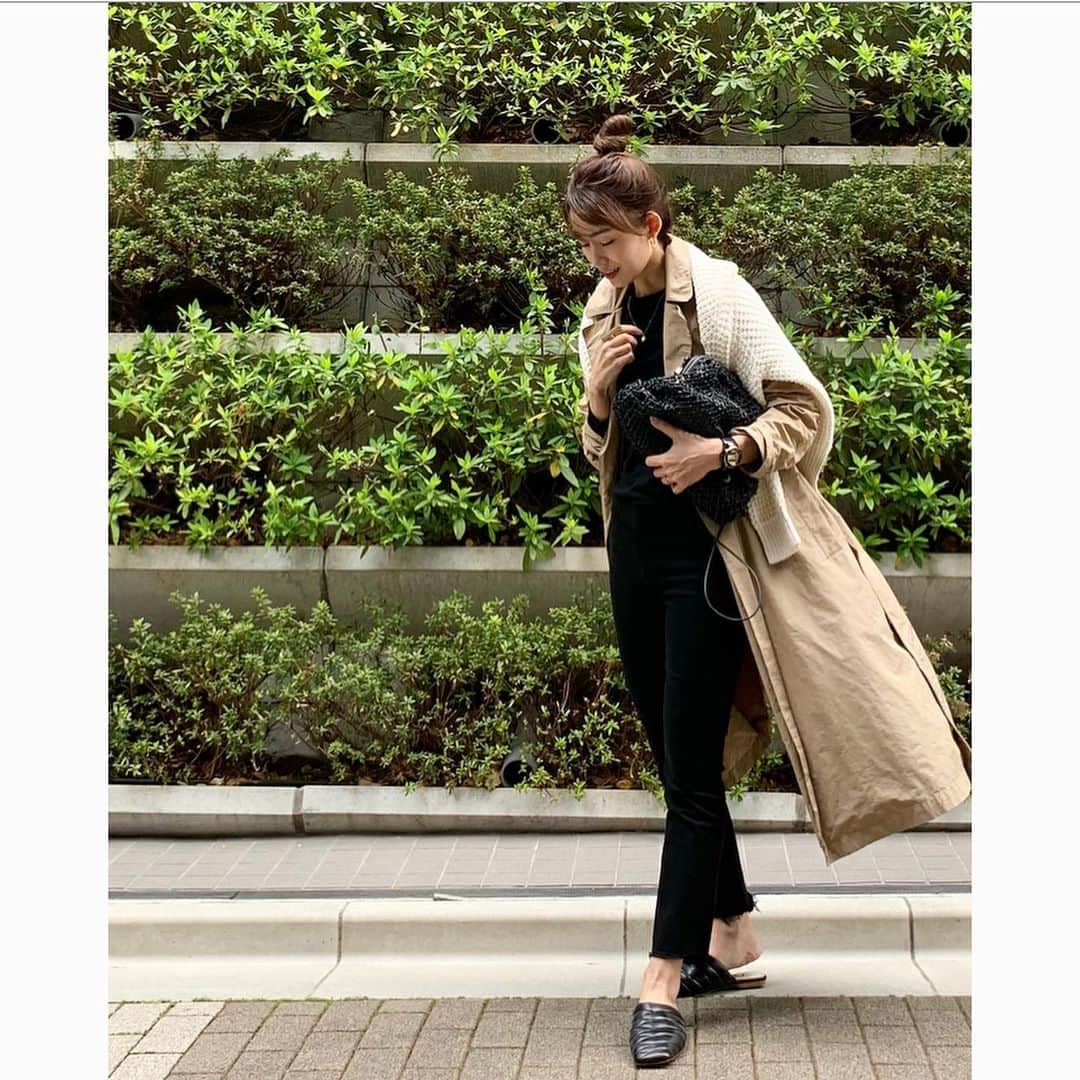 のインスタグラム：「* * 先日のお洋服です * new inの @anitabilardi の レザークラッチバック　 * イタリア🇮🇹の職人さんによる 凝った レザーのメッシュが コーディネートのポイントに✨ * ベーシックカラーだから いろんなお洋服に合いそう😆 * ご質問頂きました アウターは @doublestandard_official のものです (数年前に購入したものです) * #anitabilardi #doublestandardclothing  #ronherman #motherdenim #deuxiemeclasse #mariha #zara #アメブロ更新しました」