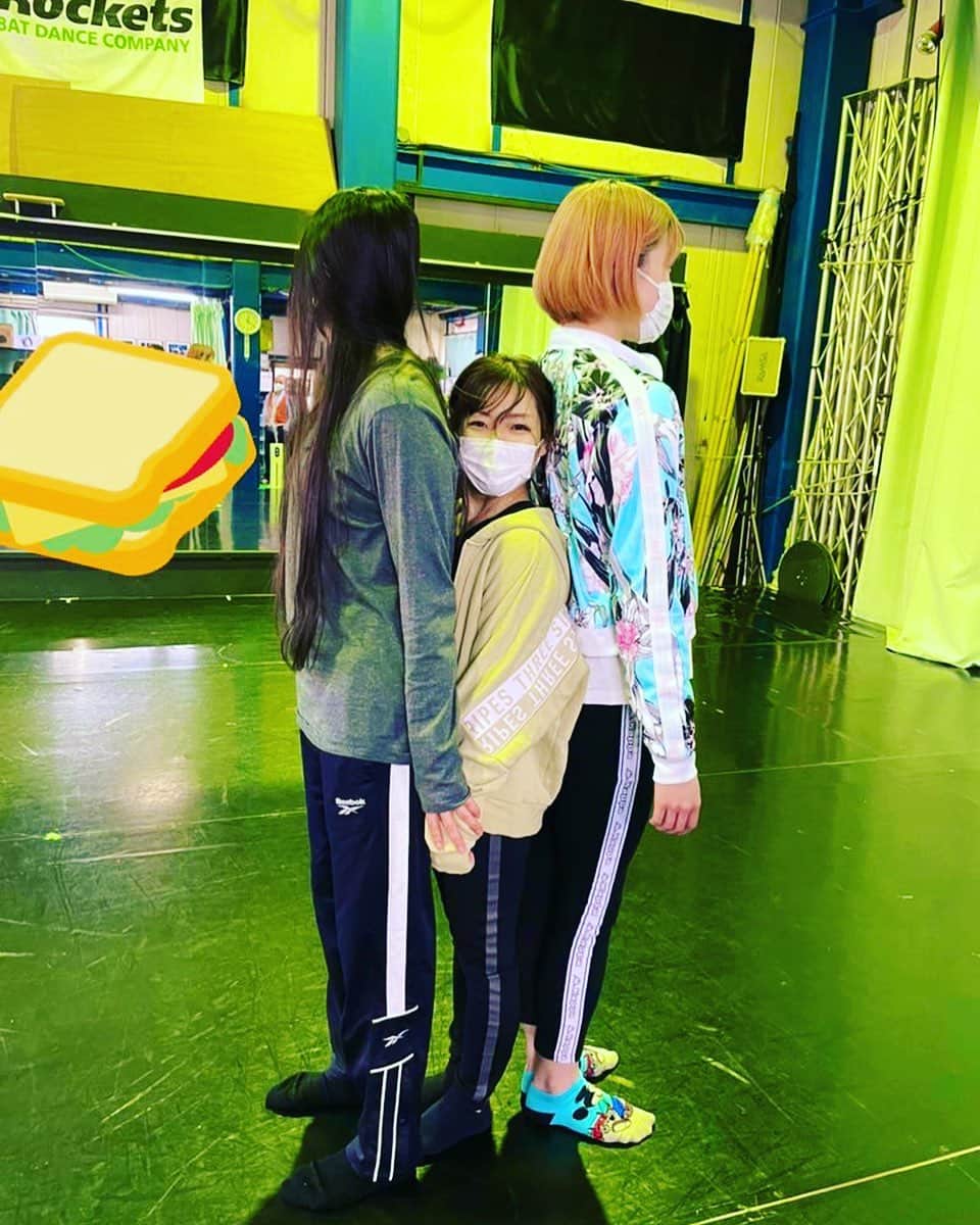 知念紗耶のインスタグラム：「ゆかさんとくれあにサンドウィッチ😝🥪 あれ？身長縮んだ🤭？笑」