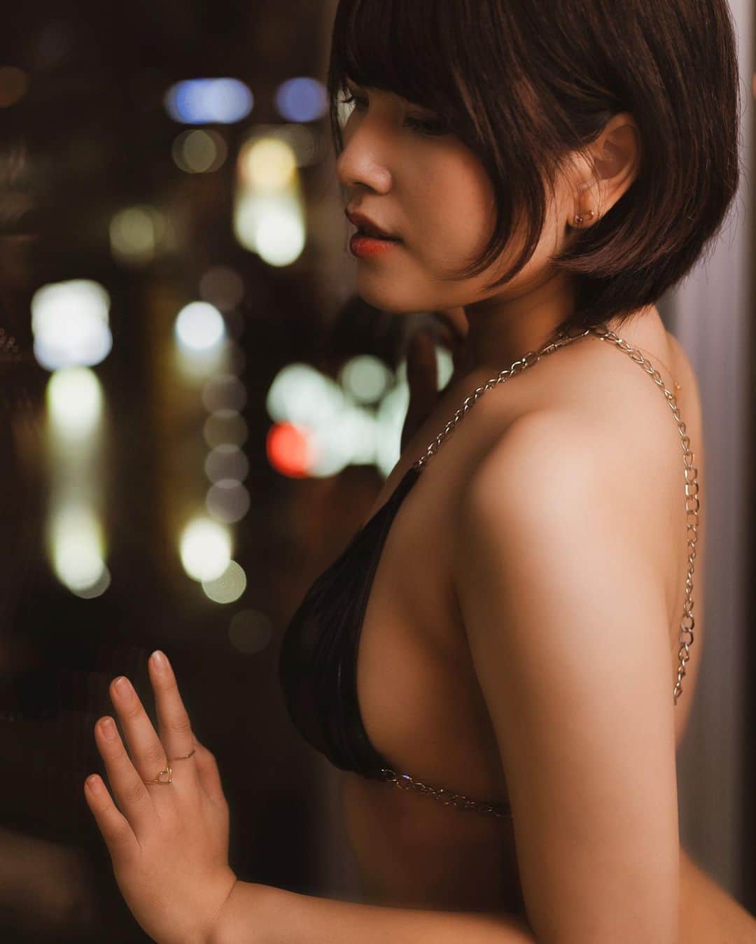 のインスタグラム：「「今日は一晩で100万円の報酬。。 待っててね花子、太郎。。お母ちゃん頑張ってくるばい。。」  Photo by @ikumi__takahashi   #japanesegirl #競泳水着モデル #realise #realiseswim #gravureidol #グラビアアイドル #くびれ #巨尻 #扎心了 #ไทย #粉我  #ミス湘南  #followme #portrait #instagood #グラビア #ミス東スポ #좋아요 #팔로우환영 #친구해요 #셀카 #얼스타그램 #옷스타그램 #일본인 #짧은머리 #カメラマンさんと繋がりたい #ポートレート #カメラマンさん募集 #東京カメラ部  #自撮り女子」