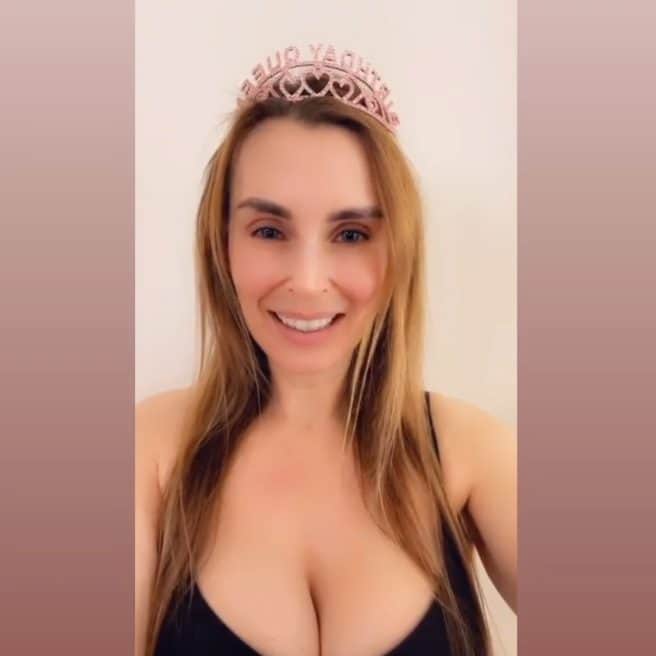 ターニャ・テイトのインスタグラム：「How do you like to celebrate your birthday ? 🎉   Celebrate with me this coming Wednesday 👆🥳🔗」