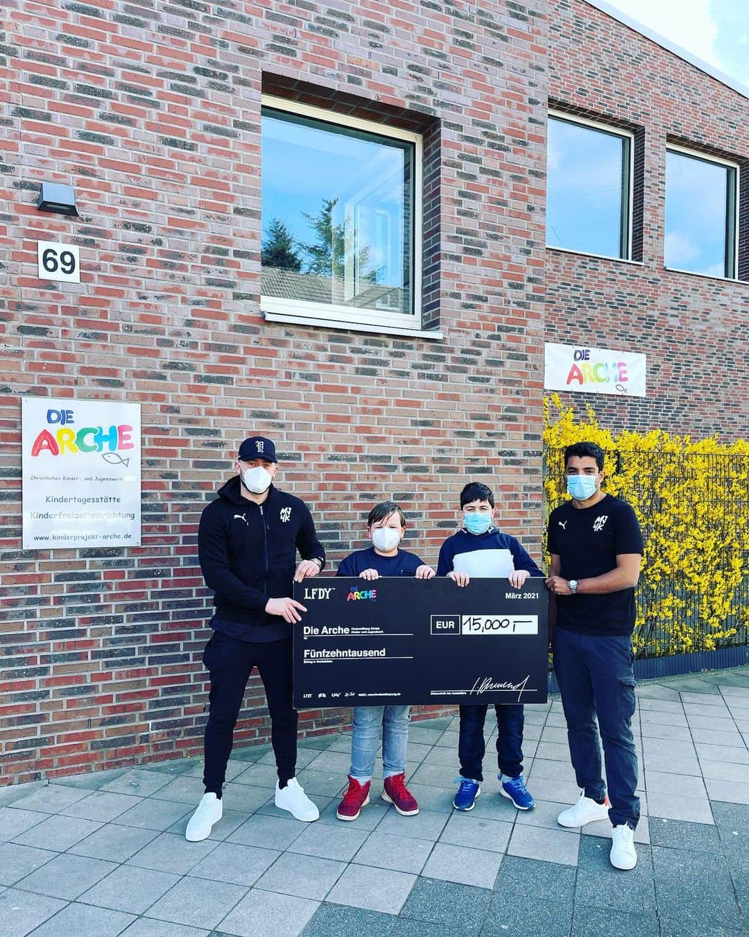 サミ・アラギのインスタグラム：「What a Support Bro 🤎🙏🏽 @lolo_lfdy」