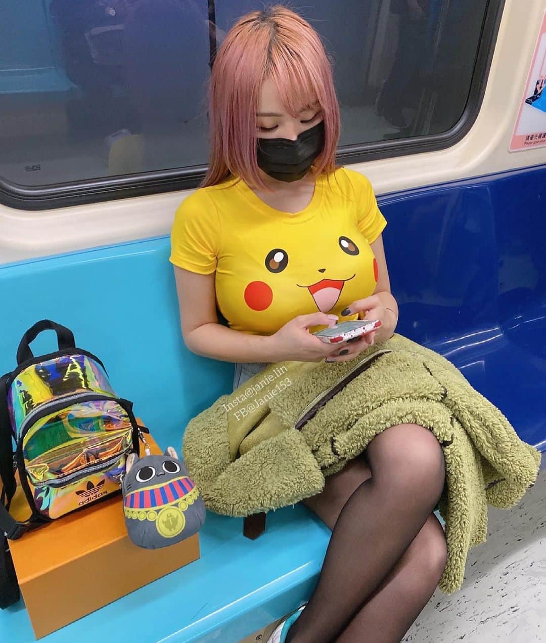 泥泥林さんのインスタグラム写真 - (泥泥林Instagram)「通勤の皮卡丘⚡️ Have you ever caught a Pokémon on the MRT? 😂  #153泥泥 #捷運妹 #寶可夢 #pokemon #pikachu #commuter #stockings」3月28日 22時08分 - janie.lin