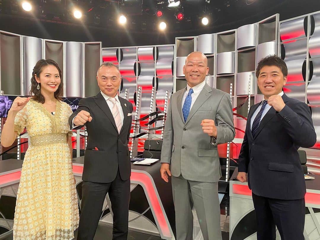 渋佐和佳奈のインスタグラム：「久しぶりに#WOWOW #UFC メンバーでパチリ☺️✨  2020年度もWOWOWでUFCをご覧いただき、ありがとうございました🌸 改めて#高柳謙一 アナ#高阪剛 さん#堀江ガンツ さん、そしてスタッフの皆さんとUFCをお伝えできて幸せです。 ２年半前の担当になりたての頃は未知なことだらけでしたが、観戦を重ね、皆さんがいつも優しく教えてくださるおかげで、今では手をブンブン振るほど(一つ前の投稿をご参照ください笑)、胸が熱くなり興奮するようになりました…！ UFCと出逢えて本当に良かった🌸  そんな世界最高峰の総合格闘技#UFC を来年度もWOWOWでお届けしますので、ぜひ一緒にお楽しみ頂けたら嬉しいです❣️ なんと新年度1回目の大会#UFC261 では、生中継の前後に、私たちがWOWOW公式YouTubeでお喋りする新たな試みがあるんですよ^_^✨ 皆さまに更に楽しんでいただけますように🍀私自身ももっと詳しくなれるように一生懸命がんばります✊✨  これからもWOWOW UFCをよろしくお願いします😊 (Twitterで#wowow格闘技 のアカウントもフォローしてね!!)  渋佐和佳奈  #wowow #ufc #総合格闘技 #mma @ufc #WOWOWUFC #スポーツ #sports #アナウンサー #渋佐和佳奈」