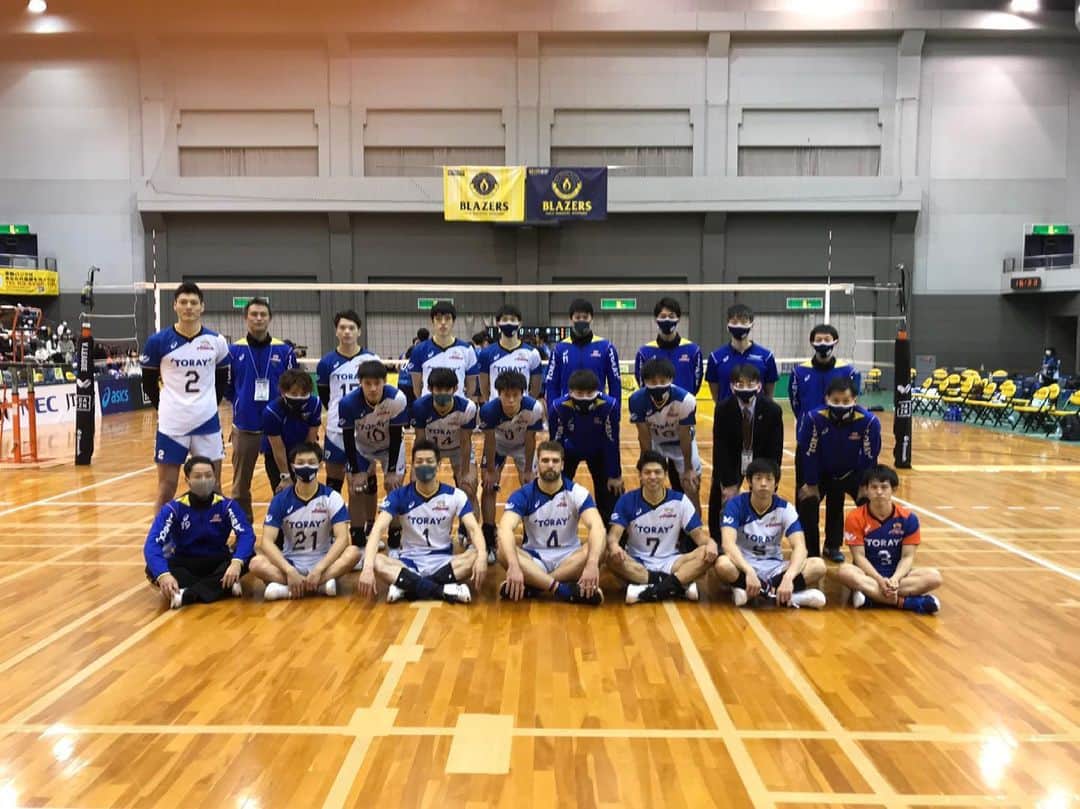 のインスタグラム：「2020/2021シーズンVリーグ５位という成績で終了しました。 望んだ結果を出す事が出来ず悔しさでいっぱいですが、この様なコロナ禍において最後まで試合をする事が出来たということに感謝します。 今シーズンも大会関係者の皆様、ARROWSのスタッフ、そして何より応援してくださったファンの皆様ありがとうございました🙇‍♂️✨ また来年強くなったTORAY ARROWSをお見せしますので今後もよろしくお願いします✨✨ まだまだ強くなれる👊👊 #TORAYARROWS #BLUEHOT」