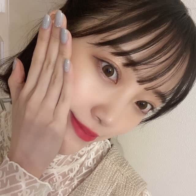 堀未央奈さんのインスタグラム写真 - (堀未央奈Instagram)「#乃木坂46の堀未央奈です。 乃木坂46 堀未央奈 公式ブログ 2021/03/28 22:00  この挨拶も、今日でおしまい。 明日からは"堀未央奈"になります。ね、  乃木坂46に加入して今日で8年ぴったり。 今日の2期生ライブはどうでしたか...？ 私は、この時間がずっと続けばいいのに...と何度も心の中で思いました。  リハーサルからみんなの顔が見れなくて、 それは胸がざわざわ苦しくなって　 大好きで楽しいのにつらくて寂しくてたくさんの感情が押し寄せてどうしようもできなかったからです。 気持ちを押し殺すのは得意ですが、今回ばかりは溢れました。  8年前、 16歳の私は分からない事だらけで都会にも慣れず、今の私がみても不安になるくらい自分に自信もなければ実力もなくてふわふわしていました。 でもたくさんの経験をしていつのまにか自分の事も人の事も好きになる事ができて、新しいことや挑戦が"怖い"という思いより"楽しい"に変わっていきました。 乃木坂46としての活動も自信と責任を持って 取り組んでこれた8年間だったなと思います。  メンバー、家族、スタッフさん、友達、ファンの皆さん 本当に私は周りの人に恵まれていて支えられながら毎日を過ごしてきました。 強がって一人で抱え込もうとしますが、なんだかんだで周りの人に支えられっぱなしで... みなさんがいなかったら今の私は存在していないと思います。たくさんの感謝の気持ちでいっぱいです。  MV撮影、ライブ、歌番組、イベント、 撮影、、、何もかもが新鮮で挑戦で... わたしには夢のような 未だに私が乃木坂46だったという事が 神隠しにあっていて夢だったんじゃないかと思うほど あっという間で濃密な時間でした。 いや、でもネット検索したらちゃんと出てきますよね。夢じゃない。よかったー。  来世では、乃木坂46に入って、 同じメンバーで、 また違う景色をみてみたいなとも思います。 たのしみ。  明日からは1人になりますが関わる方や応援してくださる方、全ての方への感謝の気持ちと初心を忘れずに頑張っていきたいと思います。  今までの活動で自分の盾となってくれたメイク関連のこともしていって、少しでも自信を持ちたいと思っている方の力になりたいのと、人が幸せになるようなプロデュースなどもしていきたいです。  女優としても0から、自分に厳しく、楽しみながら 私らしくいろんなことに挑戦していきたいなと思います。  堀未央奈を推していて、楽しかったですか？  楽しかった　と言っていただけたら、 それだけで私はもう大満足です。 私は皆さんに出会えて本当によかったです。  ありがとうございました  2021.3.28  乃木坂46 2期生　堀未央奈  http://blog.nogizaka46.com/miona.hori/smph/2021/03/060612.php #乃木坂46 #乃木坂9thバスラ2期生ライブ #堀未央奈 #HoriMiona #みおな #2期生」3月28日 22時48分 - horimiona46