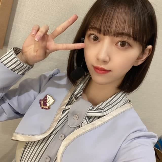 堀未央奈のインスタグラム：「#乃木坂46の堀未央奈です。 乃木坂46 堀未央奈 公式ブログ 2021/03/28 22:00  この挨拶も、今日でおしまい。 明日からは"堀未央奈"になります。ね、  乃木坂46に加入して今日で8年ぴったり。 今日の2期生ライブはどうでしたか...？ 私は、この時間がずっと続けばいいのに...と何度も心の中で思いました。  リハーサルからみんなの顔が見れなくて、 それは胸がざわざわ苦しくなって　 大好きで楽しいのにつらくて寂しくてたくさんの感情が押し寄せてどうしようもできなかったからです。 気持ちを押し殺すのは得意ですが、今回ばかりは溢れました。  8年前、 16歳の私は分からない事だらけで都会にも慣れず、今の私がみても不安になるくらい自分に自信もなければ実力もなくてふわふわしていました。 でもたくさんの経験をしていつのまにか自分の事も人の事も好きになる事ができて、新しいことや挑戦が"怖い"という思いより"楽しい"に変わっていきました。 乃木坂46としての活動も自信と責任を持って 取り組んでこれた8年間だったなと思います。  メンバー、家族、スタッフさん、友達、ファンの皆さん 本当に私は周りの人に恵まれていて支えられながら毎日を過ごしてきました。 強がって一人で抱え込もうとしますが、なんだかんだで周りの人に支えられっぱなしで... みなさんがいなかったら今の私は存在していないと思います。たくさんの感謝の気持ちでいっぱいです。  MV撮影、ライブ、歌番組、イベント、 撮影、、、何もかもが新鮮で挑戦で... わたしには夢のような 未だに私が乃木坂46だったという事が 神隠しにあっていて夢だったんじゃないかと思うほど あっという間で濃密な時間でした。 いや、でもネット検索したらちゃんと出てきますよね。夢じゃない。よかったー。  来世では、乃木坂46に入って、 同じメンバーで、 また違う景色をみてみたいなとも思います。 たのしみ。  明日からは1人になりますが関わる方や応援してくださる方、全ての方への感謝の気持ちと初心を忘れずに頑張っていきたいと思います。  今までの活動で自分の盾となってくれたメイク関連のこともしていって、少しでも自信を持ちたいと思っている方の力になりたいのと、人が幸せになるようなプロデュースなどもしていきたいです。  女優としても0から、自分に厳しく、楽しみながら 私らしくいろんなことに挑戦していきたいなと思います。  堀未央奈を推していて、楽しかったですか？  楽しかった　と言っていただけたら、 それだけで私はもう大満足です。 私は皆さんに出会えて本当によかったです。  ありがとうございました  2021.3.28  乃木坂46 2期生　堀未央奈  http://blog.nogizaka46.com/miona.hori/smph/2021/03/060612.php #乃木坂46 #乃木坂9thバスラ2期生ライブ #堀未央奈 #HoriMiona #みおな #2期生」