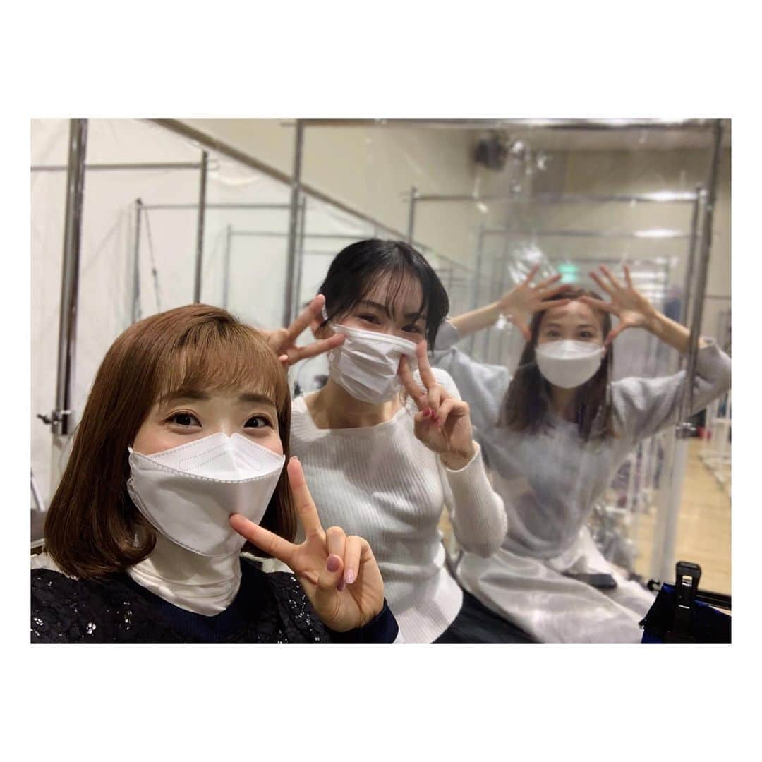 愛希れいかさんのインスタグラム写真 - (愛希れいかInstagram)「おけいこ😗  久しぶりに蘭さんとくみちゃんに会えてHappyな一日でした♡ ビニール越しでちょっぴり残念だけど…🥲  無事に皆様にお届けできますように…♡♡♡  蘭さんとくみちゃんと並ぶとなんだか100周年を思い出す…🌸 ねねさんとあゆっちさんにも会いたいなぁ。 5人でわいわいしたいなー☺️  #エリザベート #ガラコンサート #蘭乃はな さん #実咲凜音」3月28日 23時21分 - manakireika_official