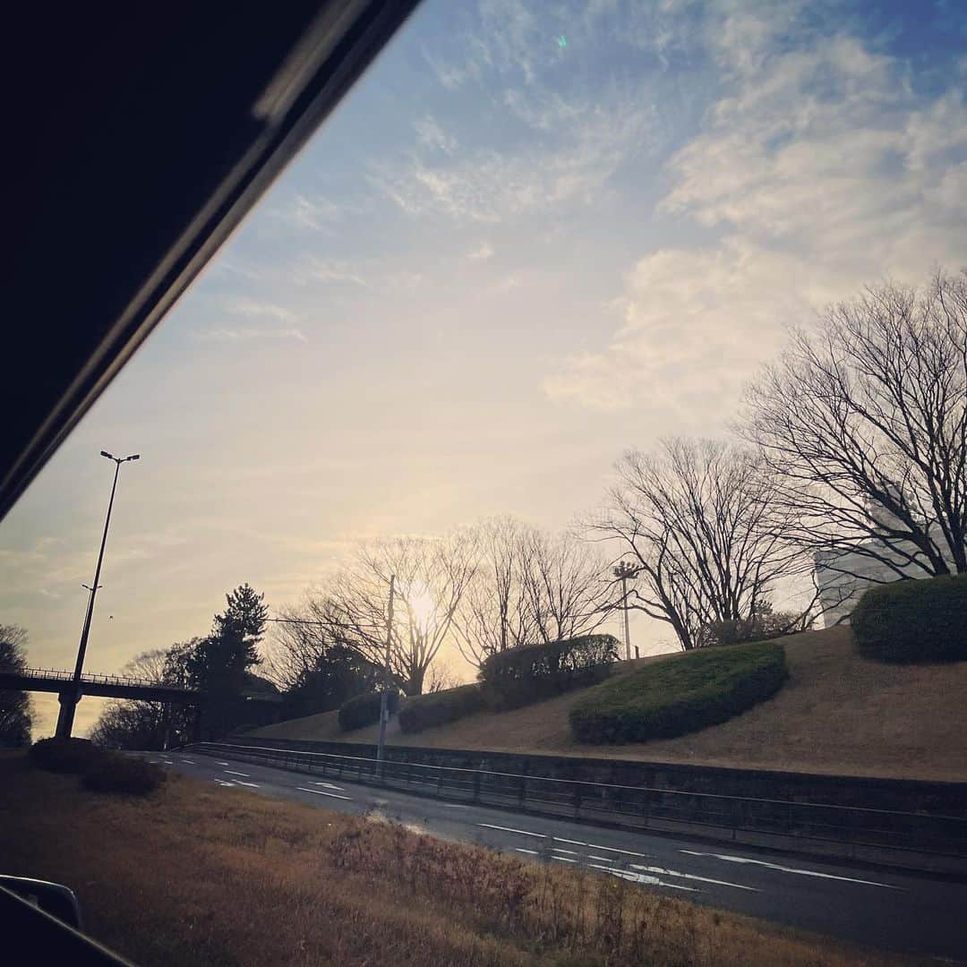 井上和香さんのインスタグラム写真 - (井上和香Instagram)「. おはようございます。 今日は早起き。 朝から花粉が凄いです🤣 そして夕方から雨模様とのこと… 花粉は落ち着くけど、雨もね…笑 さ、行ってきます😊 . #おはよう #花粉が凄すぎ」3月5日 7時17分 - inoue_waka