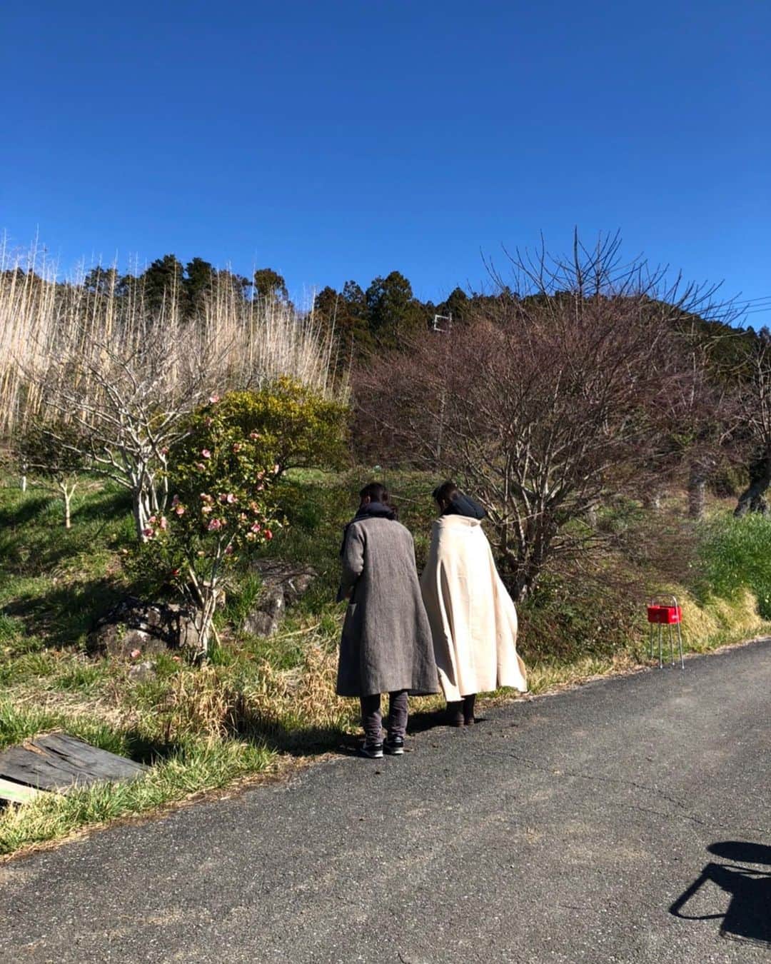 石田ゆり子さんのインスタグラム写真 - (石田ゆり子Instagram)「おんなじ歳の ヘアメイクの岡野瑞恵ちゃんと わたし。 背格好も似ています。 いつもありがとうたまえちゃん。毎日笑わせてくれてありがとう。綺麗にしてくれてありがとう。 😆🐥🍮」3月5日 7時35分 - yuriyuri1003