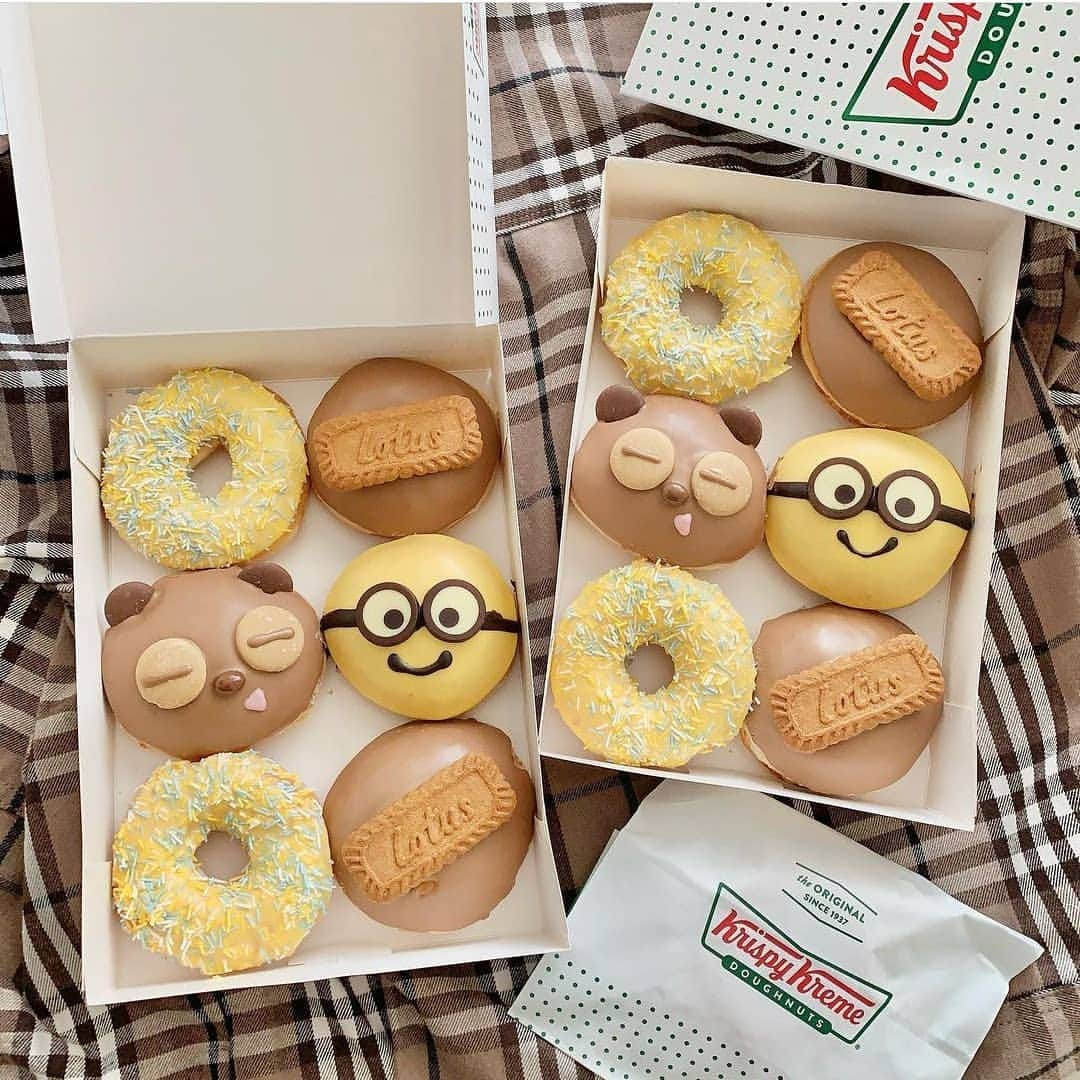 4meee!さんのインスタグラム写真 - (4meee!Instagram)「【テイクアウト】.ミニオンコラボのドーナツ🍩が発売！﻿ ﻿ 3/1〜期間限定発売している、#クリスピークリームドーナッツ × #ミニオン　が可愛すぎる🍩﻿ ﻿ ﻿ #ボブ → バナナミルク味﻿ #ティム → キャラメルチョコ味﻿ なんだとか！﻿ ﻿ お店にもよりますが、ミニオンシリーズはお1人様2個までなど制限があるみたい﻿ ﻿ ﻿ ﻿ ﻿﻿ @krispykremejapan﻿ ﻿ ﻿ この投稿は﻿ ﻿ @lilysalon.miho　　さまからお借りしています🌼﻿ ﻿ ﻿ ﻿﻿﻿ 流行りのアイテでムやスポットには　@4meee_com をタグ付けして投稿してください🎀﻿﻿﻿﻿ #アラサーOL #アラサー女子 #4meee#女子力向上委員会﻿ ﻿ ﻿ #ドーナッツ#おうち時間#おうちカフェ﻿ #ミニオンバウンド#ティムパウンド﻿ #ユニバ#ユニバーサルスタジオ#ミニオンドーナツ﻿ #ティムドーナツ#バナナチョコボブ﻿ #有楽町スイーツ#有楽町グルメ#キャラメルチョコティム﻿ #ロータスクッキー#ロータスドーナッツ﻿ #ミニオンズ#ミニオンボブ#おうちおやつ﻿ #期間限定#個数限定#バナナミルク味﻿ #キャラメルチョコ味﻿」3月5日 7時53分 - 4meee_com