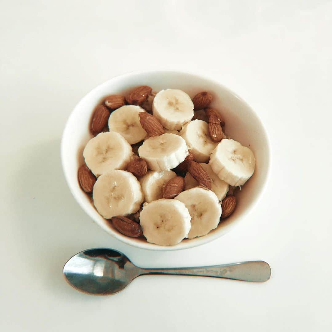 Soweluのインスタグラム：「毎朝のルーティーン  オートミールにアーモンドミルクを入れて 1分20秒レンジでチンして 切ったバナナと素焼きアーモンドをのせて はちみつをかけて食べるのに ハマってます🍯  健康は食べるものから そして心も健やかに生きたい  パニック障害も乗り越えたいから 今出来ることちょっとづつチャレンジしているよ✴︎  今日もみんなが心身ともに健やかに過ごせますように🌿 ・ ・ ・ #oatmeal  #banana  #almond  #honey #almondmilk  #plantbased  #healthybreakfast」