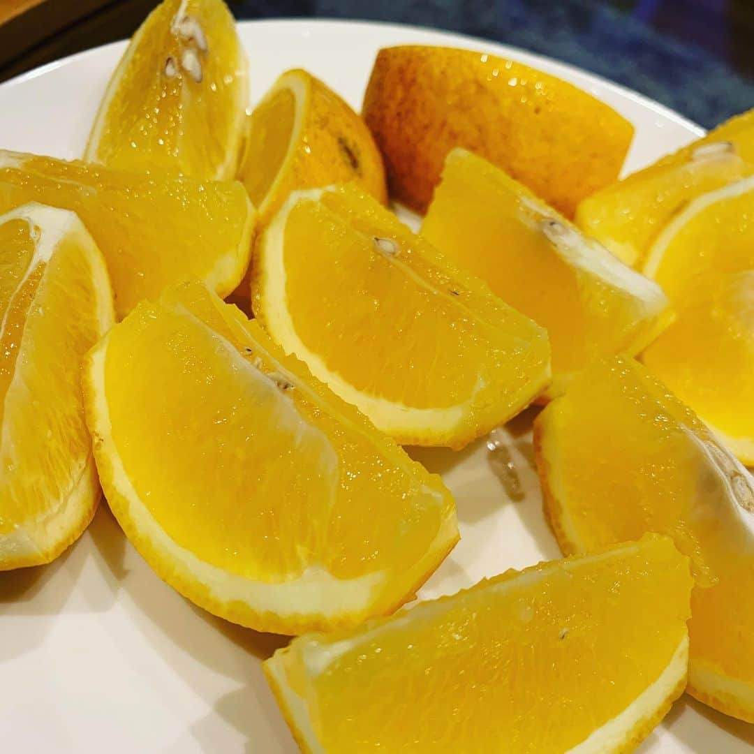 林マオのインスタグラム：「レモン🍋🍋  この写真見るだけで口の中が、  ツーン！  とする方もいるかも知れませんが、 最近この形に切って かぶりつくのにハマってます😆  このレモン果物みたいに みずみずしくて甘くて、 グレープフルーツとはまた違う 爽やかさがあって、 とっっってもおいしいんです😍  ただ、 口内炎が痛い😭😭  痛いけど、 食べたいから 我慢。 頂きます😭❤️😭」