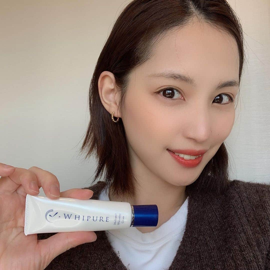 蒼怜奈さんのインスタグラム写真 - (蒼怜奈Instagram)「レースクイーン時代に紫外線浴びまくってたから、日焼けがすごくて、今年は美白がんばります👍     シミは小さくて薄いうちは身体の中から散らす方がいいと友達が言ってたので、いい対策してたら案件きたよ😊  すごいタイミング。  もちろん保湿も日焼け止めもがんばります。     まだ始めたてだけどこれから楽しみ😊  ホワイピュアはやっぱり医薬品で安心感あるし、1日2回飲むだけだから楽ちん♩     美白化粧品って乾燥するイメージだったけどホワイピュア薬用美白クリームは保湿成分たっぷり配合したクリームだから乾燥しなくて良いなって思ったよ❤️     ホワイピュア薬用美白UVモイスチャークリームは、化粧下地なんだけど、  紫外線対策と美白対策両方できるし、保湿成分たっぷりで化粧ノリも良くなるし、超便利💛  朝はUVクリーム、夜は美白クリーム徹底ケアしてます。     #美白 #skincare #ホワイピュア #ホワイピュア薬用美白UVモイスチャークリーム #ホワイピュア薬用美白クリーム #pr #美容 #シミ対策 #がんばる #シミ　 #そばかす」3月4日 23時44分 - the_reinuts