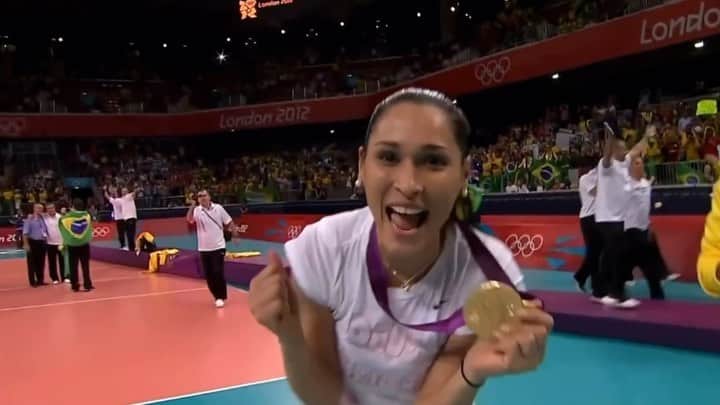ジャケリネ・カルバリョのインスタグラム：「#tbt do Bicampeonato olímpico! 🥇🥇🇧🇷 . #amor 💚💛」