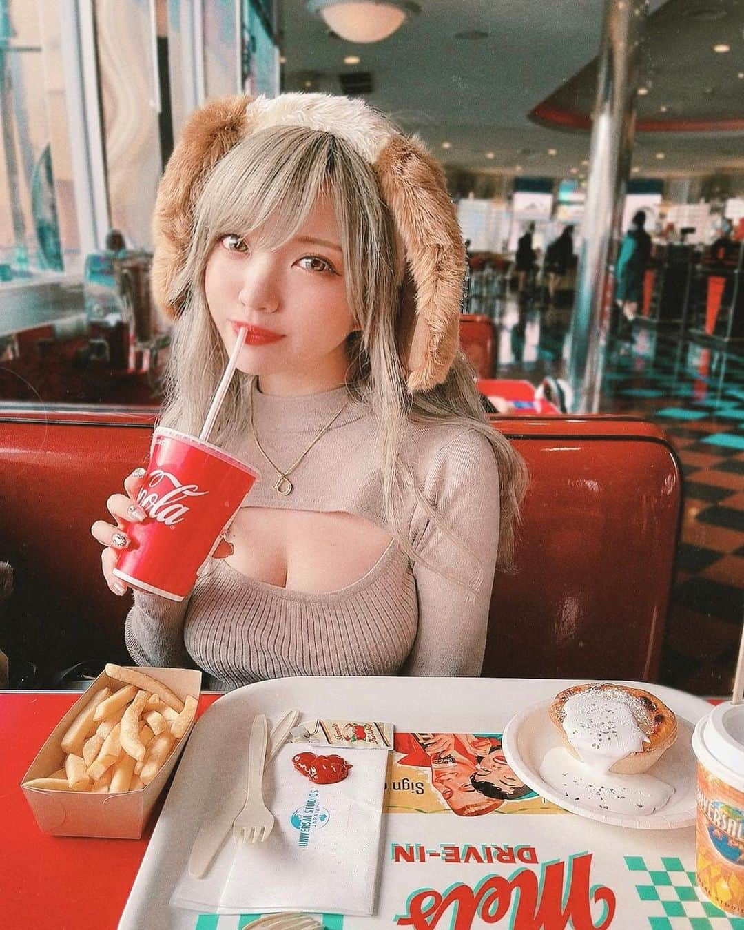 みきでりさんのインスタグラム写真 - (みきでりInstagram)「ダイナーモチーフ可愛い…🍔🥤🍟❤️ 1枚目はみんなが好きであろう写真！ 2枚目は私が好きな自分の写真！笑 基本的にいつもカッコつけてますww けどみんなはクシャッと笑顔が好きだよね！！！😁😁👏✨ てことで笑顔投稿しておきまーすっっ🎵  ㅤ ㅤ ㅤ ※マスクは写真以外では必ずしてます！ 手指消毒も持ち歩いて小まめに消毒してます。🙌✨ ㅤ ㅤ ㅤ ㅤ ㅤ ㅤ ㅤ ㅤ ㅤ ㅤ #usj #usjコーデ #ユニバーサルスタジオジャパン #ユニバ #ユニバコーデ #大阪 #ユニバーサルシティ #関西 #スヌーピー#スヌーピーコーデ #スヌーピーグッズ #カチューシャ#ハイトーン#ハイトーンカラー #ブリーチ#ブリーチカラー#笑顔#たれみみ #ビジョビ#垂れ耳#コーラ#ポテト#アメリカン#ダイナー#ランチ」3月5日 0時09分 - mikidelicious