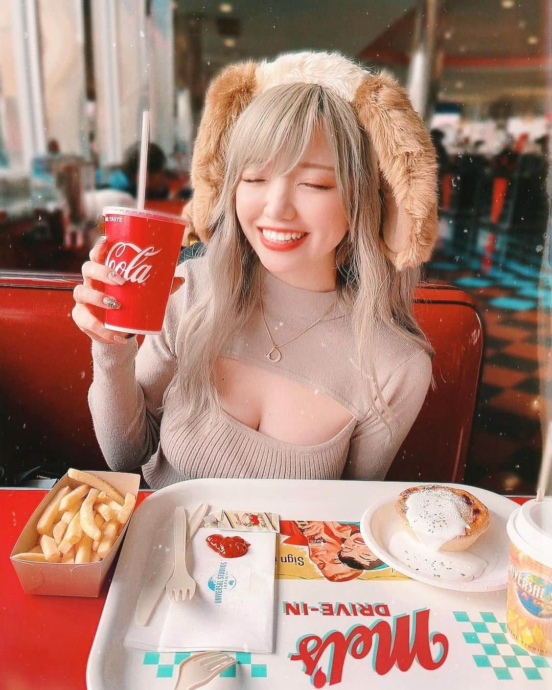 みきでりさんのインスタグラム写真 - (みきでりInstagram)「ダイナーモチーフ可愛い…🍔🥤🍟❤️ 1枚目はみんなが好きであろう写真！ 2枚目は私が好きな自分の写真！笑 基本的にいつもカッコつけてますww けどみんなはクシャッと笑顔が好きだよね！！！😁😁👏✨ てことで笑顔投稿しておきまーすっっ🎵  ㅤ ㅤ ㅤ ※マスクは写真以外では必ずしてます！ 手指消毒も持ち歩いて小まめに消毒してます。🙌✨ ㅤ ㅤ ㅤ ㅤ ㅤ ㅤ ㅤ ㅤ ㅤ ㅤ #usj #usjコーデ #ユニバーサルスタジオジャパン #ユニバ #ユニバコーデ #大阪 #ユニバーサルシティ #関西 #スヌーピー#スヌーピーコーデ #スヌーピーグッズ #カチューシャ#ハイトーン#ハイトーンカラー #ブリーチ#ブリーチカラー#笑顔#たれみみ #ビジョビ#垂れ耳#コーラ#ポテト#アメリカン#ダイナー#ランチ」3月5日 0時09分 - mikidelicious