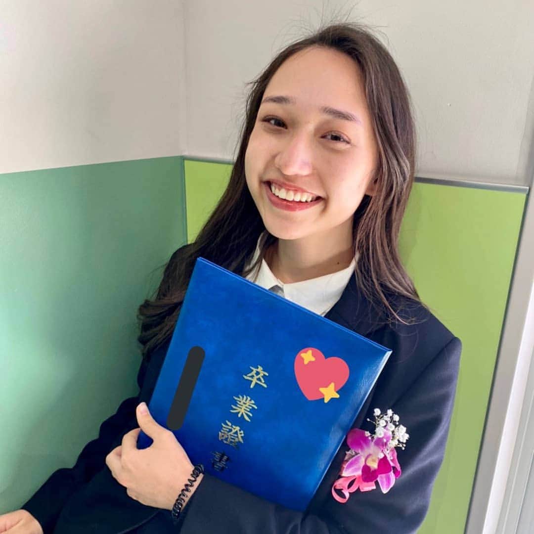 白本彩奈さんのインスタグラム写真 白本彩奈instagram 白本彩奈は 無事 高校３年間の過程を終了致しました この青春は二度と戻っては来ないと思うと胸がきゅっとしますが これから起こる新しい出会いや出来事を そして新しい自分を想像すると 心が弾みます