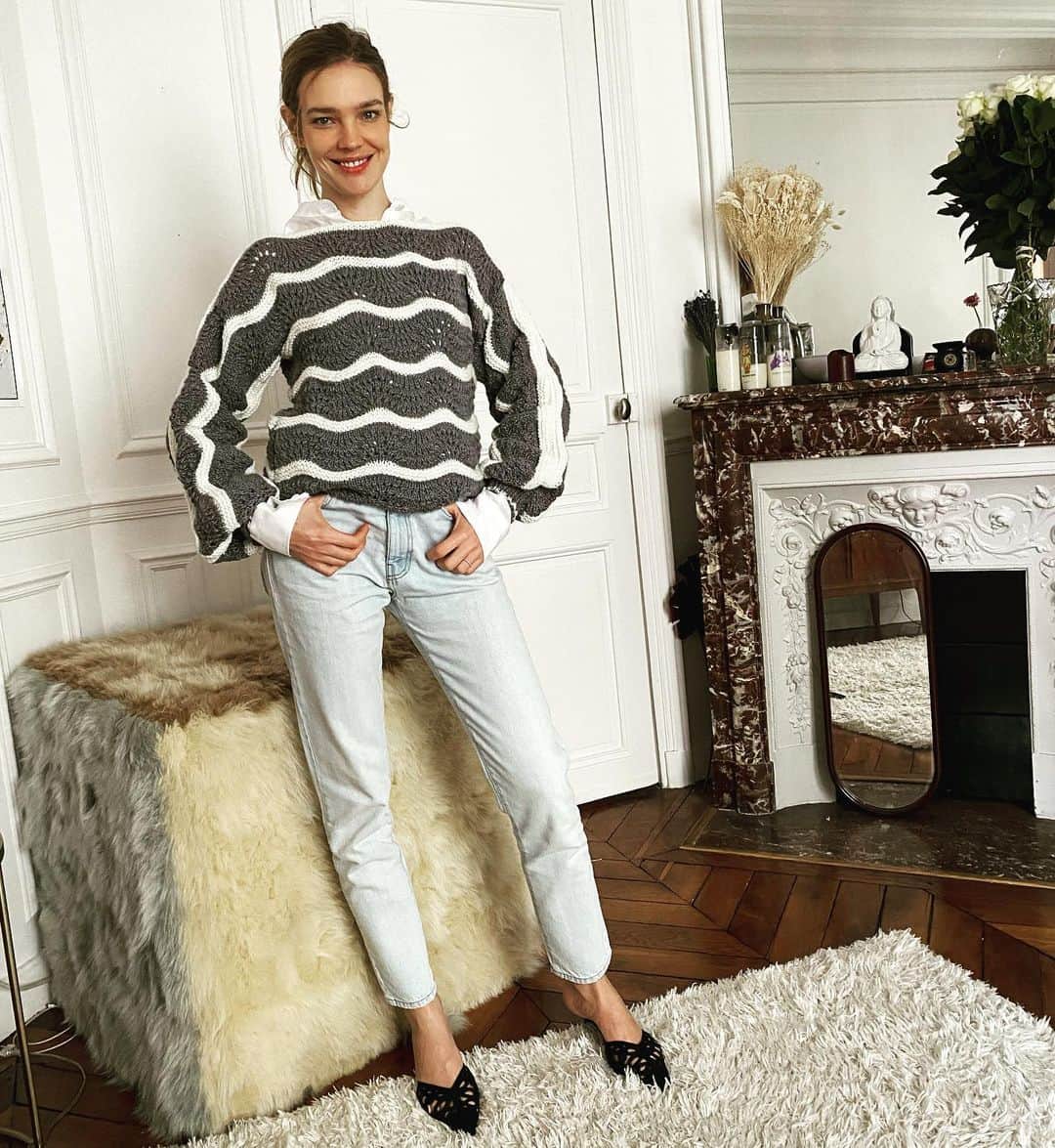 ナタリア・ヴォディアノヴァのインスタグラム：「this is taking gifting to a new level🥰🥰🥰 my love @florianloves has knitted this sweater for me and it took him almost A MONTH and it’s so beautiful, cosy, soft and i had to put it on straight away. feel so loved and spoiled 🥰🙏 @iamconstantin you are lucky and thank you both for lovely brunch🧀🥖🥐🥞 love you to the moon ❤️❤️❤️」