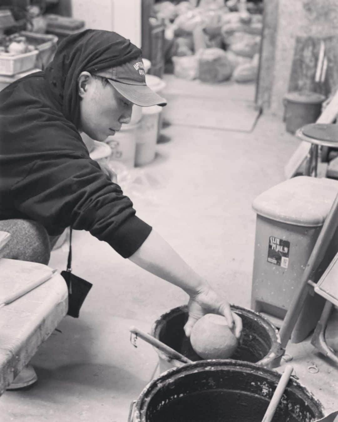 平宮博重さんのインスタグラム写真 - (平宮博重Instagram)「陶芸の釉薬付けは一発勝負。 めっちゃ緊張しました。出来上がりが楽しみです:) #陶芸 #山中湖 #pottery」3月5日 0時55分 - hiroshige_narimiya