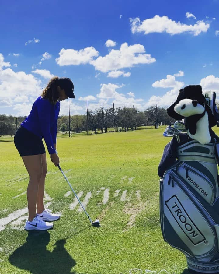 シャイエン・ウッズのインスタグラム：「Tampa Weather right now 😍 Quality wedge work at @theclawatusf!  @troon @indigogolfpartners」