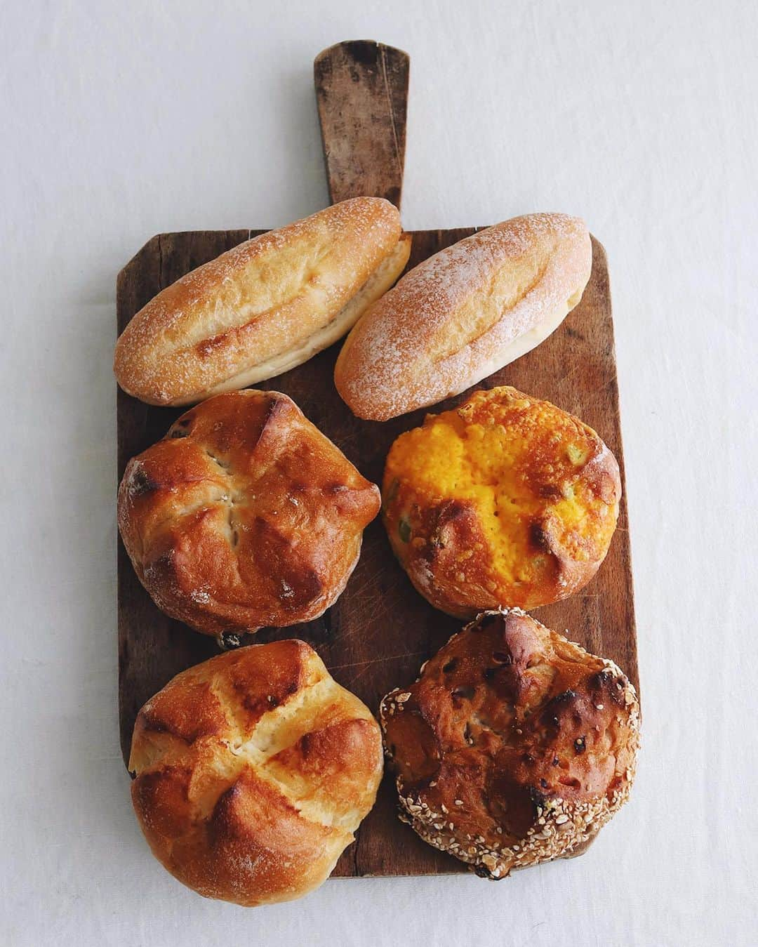 樋口正樹さんのインスタグラム写真 - (樋口正樹Instagram)「🥖 🍞 🥐 . タカキベーカリーの 石窯パンのいろいろ。 今月の新商品のほか 改良されたものなど。 @takaki_bakery_official . 食品関係のお仕事の 楽しいことの１つは とにかく食べくらべ。 新しいものいち早く 試せることは嬉しい😋 . . . #春のパン祭り #春のパンまつり #石窯塩バター #石窯果実ナッツ #石窯枝豆チーズ #石窯マスカットレーズン #石窯粒あんバター #石窯パン #タカキベーカリー #パンのある暮らし #パンのある生活 #パン部 #パンスタグラム #パン大好き #新商品 #中の人 #takakibakery」3月5日 8時35分 - higuccini