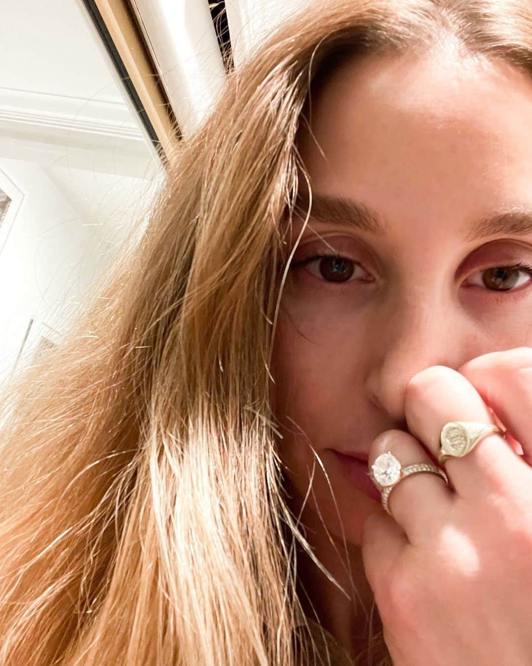 ホイットニー・ポートのインスタグラム：「It's my birthday week and I am so thankful for my health, the health of my family, Covid hopefully coming to an end, and this big ass @ronbensimon diamond ring bc I always know in the back of my mind if the internet or whoever decided to drain all my bank accounts that I could pawn this for cash and live the rest of my days in a motel in Arizona. Not hating on Arizona. I freaking love so much about Arizona.」