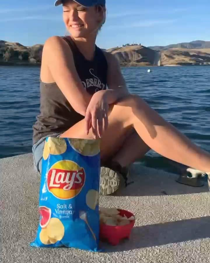 インディア・ガンツのインスタグラム：「#ad❗️Situation❗️You can only bring ONE snack with you on your next road trip... what’s yours? I’m taking my favorite @lays Salt & Vinegar chips 😋 For real tho, these chips are so tasty!」