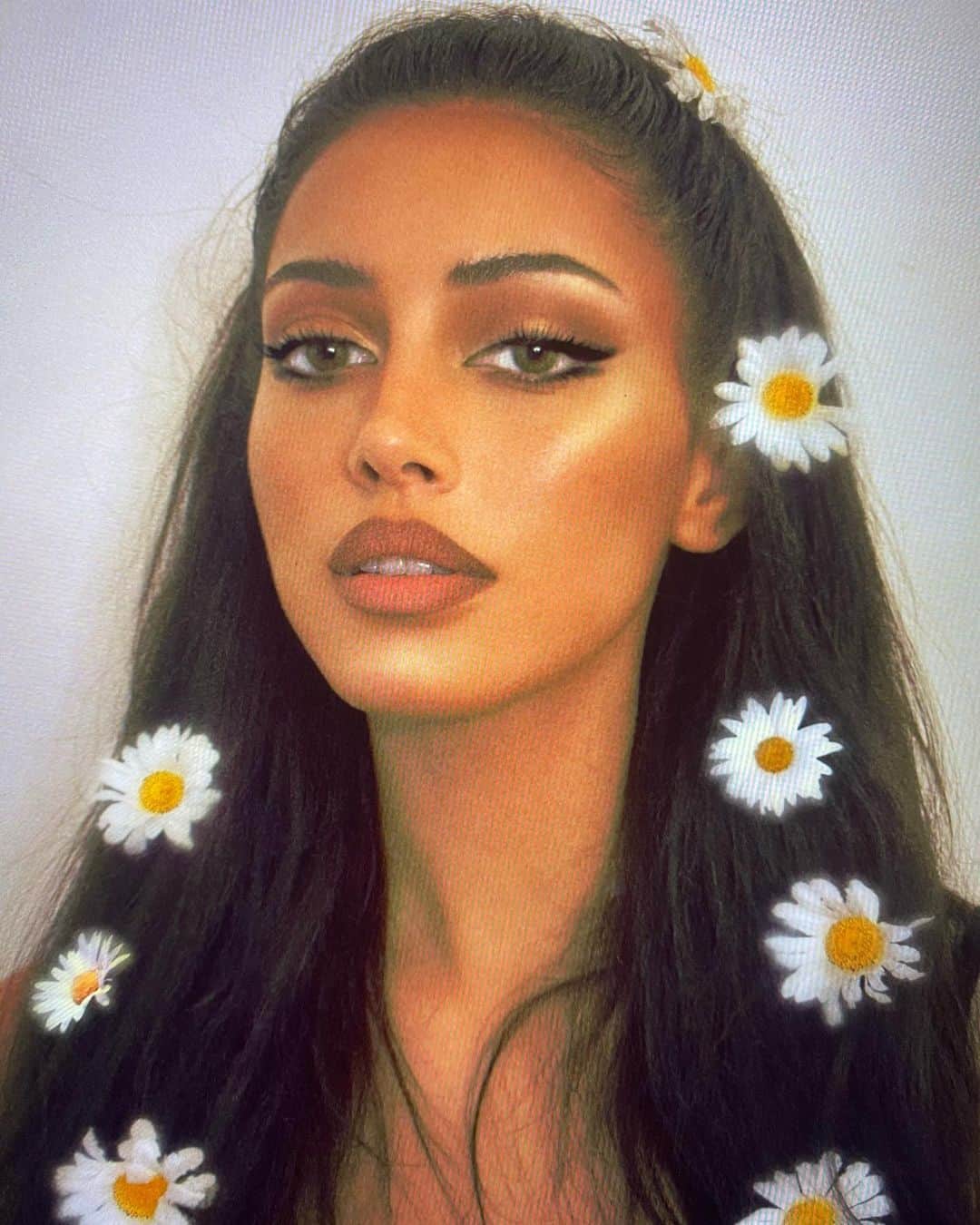 シンディ・キンバリーのインスタグラム：「photo of a photo of this old self shoot i never posted cuz i didn’t know if i liked hi 🥺」