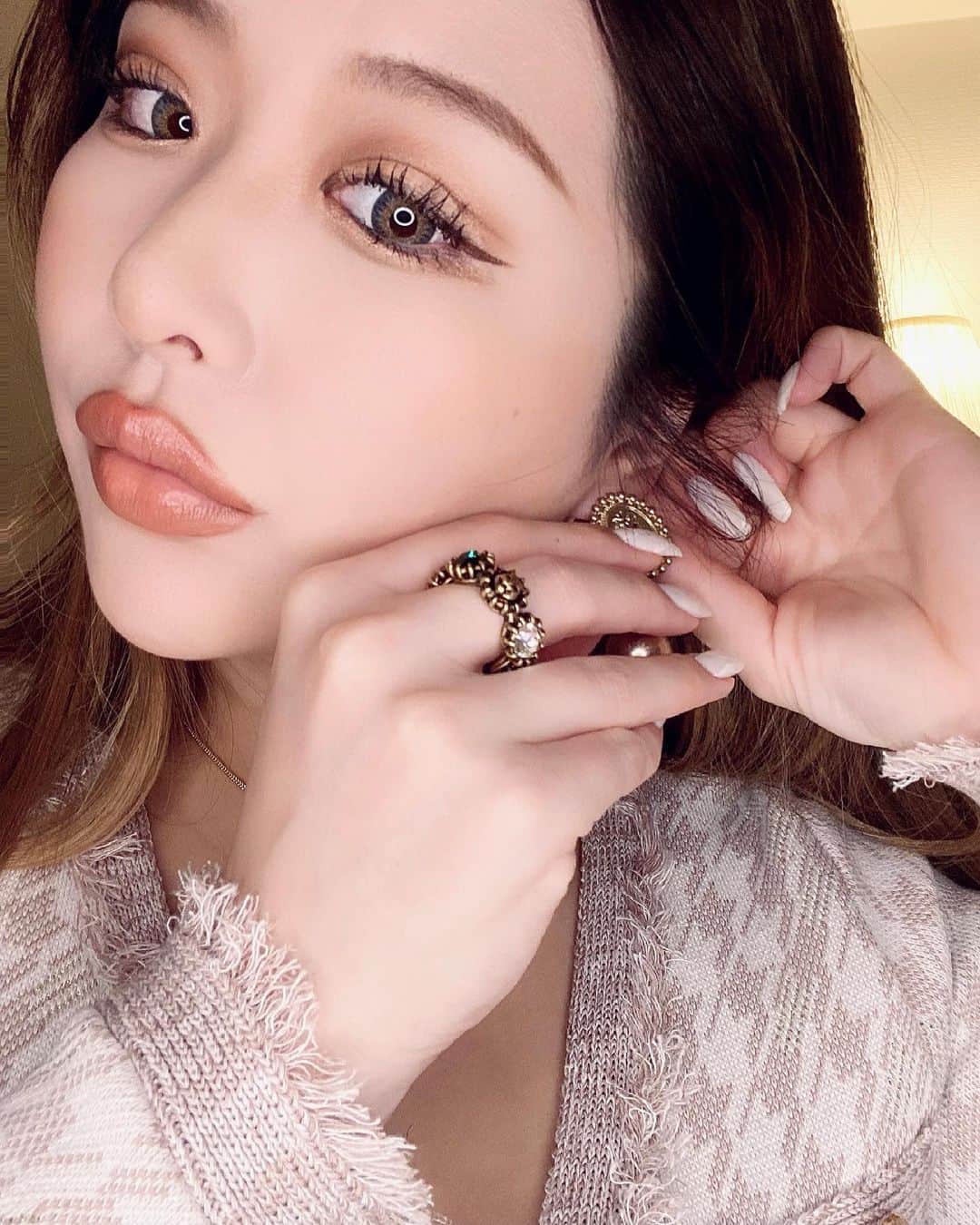 神宮 若奈さんのインスタグラム写真 - (神宮 若奈Instagram)「New nails🤍🤍🤍 @moanail.37 . . . #white #whitenails  #ホワイトネイル #ホワイト  #大理石ネイル #大理石風ネイル  #ロングネイル #可愛い  #自爪ネイル #自爪育成 #自爪ケア  #パラジェル #プライベートサロン  #認定講師 #綺麗 #シンプルネイル」3月5日 17時45分 - jinguwakana