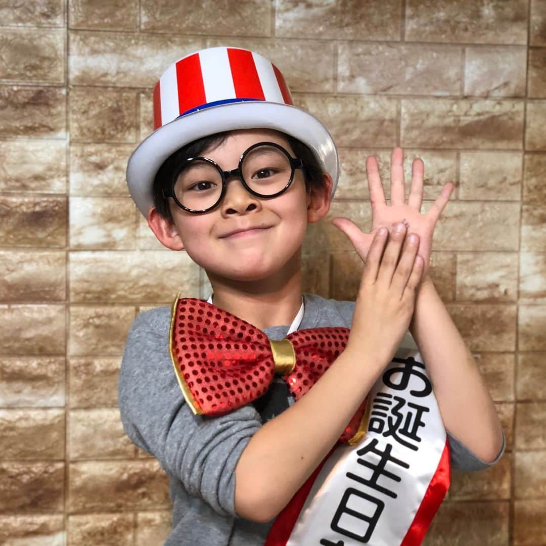 ブラザー4チャンネルのインスタグラム：「ただいまYouTubeで あっくんbirthday生配信やってます♪ ぜひリアルタイムでお祝いして下さい♡  #生配信 #brother4 #ブラザー4 #誕生日 #9歳 #あっくん #live #youtube」