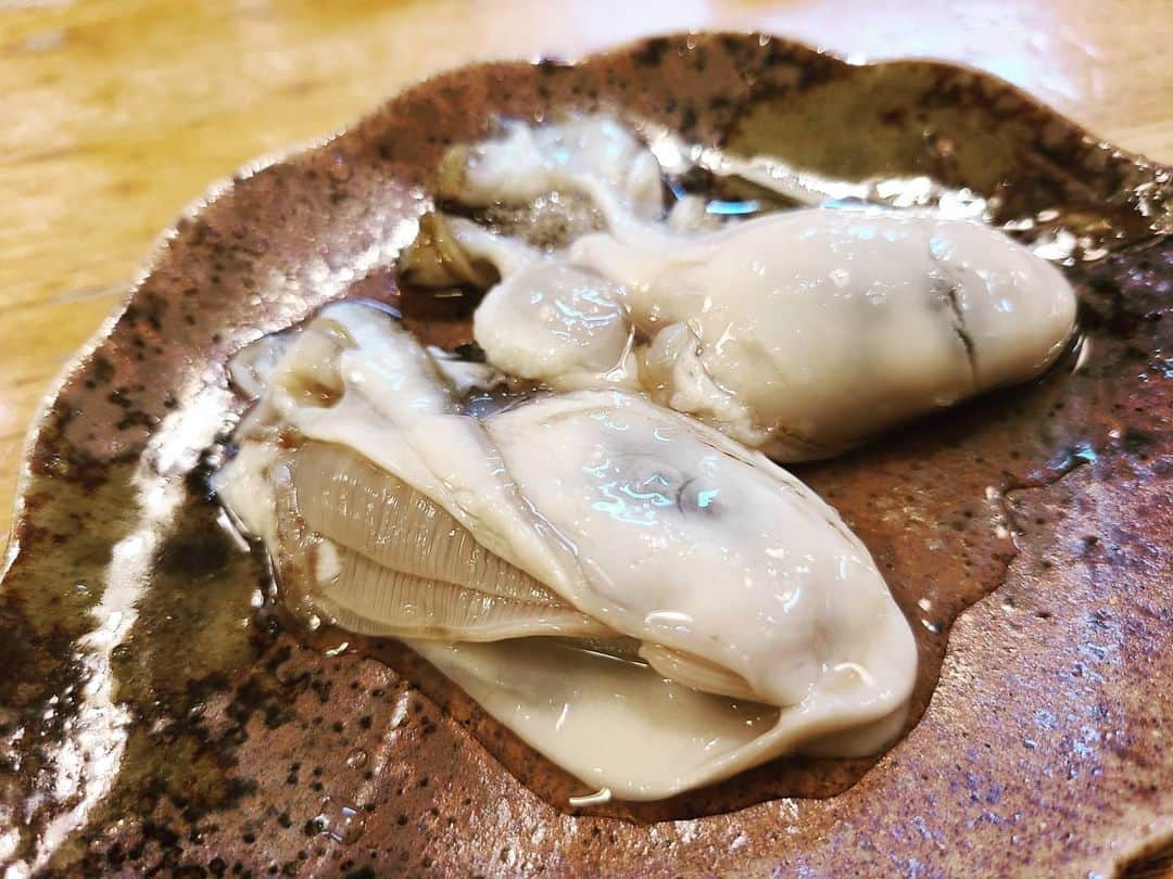 華彩ななさんのインスタグラム写真 - (華彩ななInstagram)「大好きなとんかつ屋さんの生牡蠣💓 とんかつ前の前菜生牡蠣は最高です😌💗💟 ここはいつも殻がない😂  #生牡蠣は飲み物です  #生牡蠣  #オイスター  #生牡蠣大好き」3月5日 17時47分 - nanakasai