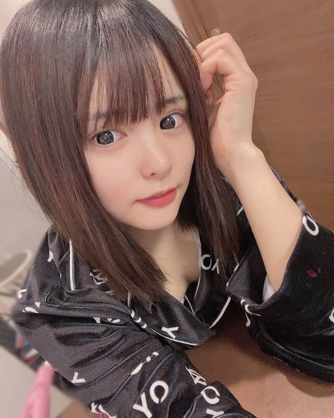 西野瑠奈のインスタグラム：「今日はオフ🥰✨  どんなるなも好きでいてほしいなぁ、、😳  今日はまだお化粧してないっ  #JAPANARIZM#tokyo#idol#followｍe#oy#ジャパナリズム#アイドル#西野瑠奈#東京#部屋着#」