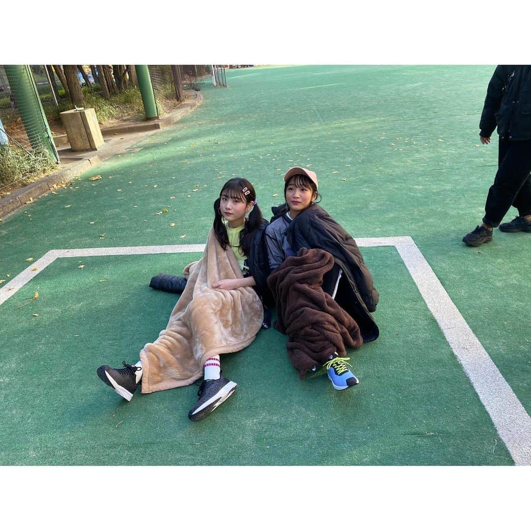 ニコ☆プチのインスタグラム：「真冬の撮影にベテランのアキとアヤカもぶるぶる⛄️﻿ ﻿ ﻿ でも2人ががんばったから、素敵な写真がとれましたー😍﻿ ﻿ ﻿ ﻿ 2人の履いているニコ☆プチスクールスニーカーは、めっちゃおしゃれで動きやすい！﻿ ﻿ ﻿ ﻿ #ニコプチ﻿ #近藤藍月﻿ #中山あやか﻿ #ニコプチスクールスニーカー﻿ #ニコプチスクールシューズ」