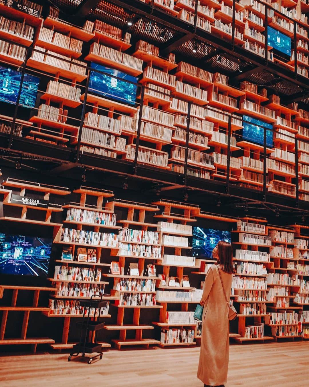 磯部映見のインスタグラム：「My dream chll out zone. (wish there was a library ladder )  駆け足だったけど、夢野久作、バベルの図書館とか個人的に記憶が蘇る本棚劇場は圧巻。  アート本は高橋コレクションのコーナーがあったり、本があるべき場所に置かれてる素敵な空間でした📚  #角川武蔵野ミュージアム  #dreamlibrary」