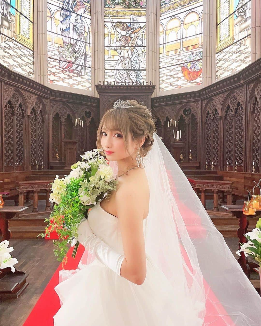 まゆぴちゅーさんのインスタグラム写真 - (まゆぴちゅーInstagram)「ウエディングドレス撮影👰‍♀️💒🤍 * * 前々回のカラードレス投稿に引き続き、 こちらは女子の憧れ✨純白ウエディングドレス🤍 * こちらのドレスも、チャペルに映えるロングベールも @princessgarden_yokohama さんの👗！ プリンセスラインでボリュームがあって可愛くて ウエストも細見えしてとっても可愛かった🥺💓 * * そしてこの式場、 @casad_angela  やっぱ素敵すぎません！？！？🥺🥺✨✨ 天井高くてステンドグラスすごくて、 ユリの花とランプが並ぶ真っ赤なバージンロード🥲💗 * 前も言ったけど、ここ、 @casad_angela は 私が実際に去年の3月に挙式をあげた場所🥲💒✨ * その時の実際の動画と写真も最後載せとくね🙈 ここのチャペルは見た目がいいだけじゃなくて、 指輪の交換と誓いのキスのときに暗くなって キラキラしてるプラネタリウム演出や、 退場時に上から羽が降ってくる演出もあるの🥺💓 素敵でしょ🥺🥺🥺💎✨？ * * 🔽　🔽　🔽　🔽　🔽　🔽 * * 🎁まゆぴちゅーのｲﾝｽﾀを見てご来館される方に🎁 * ①amazonギフト券3万円プレゼント😳✨✨✨ 更に！ もしここで挙式を決められた場合には、 ②挙式料から10万円のプレゼント😳‼️ ③カラードレス全額プレゼント😳‼️←やばすぎ * ってゆーえぐすぎる豪華プレゼントをスタッフさん が用意してくださったので、 ほんとにほんとに素敵な思い出深い式場なので ぜひ来館だけでもしてみてね\( ˆoˆ )/💐💒 * * * #カサデアンジェラ馬車道 #カサデアンジェラ﻿ #セントラファエロチャペル横浜結婚式カメラマン #結婚写真 #結婚式﻿ #花嫁準備 #結婚準備 #ウェディング#ロケーションフォト﻿ #フォトウェディング #ウェディングフォト #前撮り横浜 #前撮り﻿ #プレ花嫁 #卒花嫁 #2021春婚#ウェディングドレス #関東花嫁﻿ #プリンセスガーデンヨコハマ #cestlamagie #セラマジィ﻿ #日本中のプレ花嫁さんと繋がりたい﻿ #撮影モデル #撮影会 #ウエディングヘア  #ドレス探し﻿#花嫁ヘア #ウエディングフォト #ビジョビ」3月5日 16時30分 - mayu_03pichu