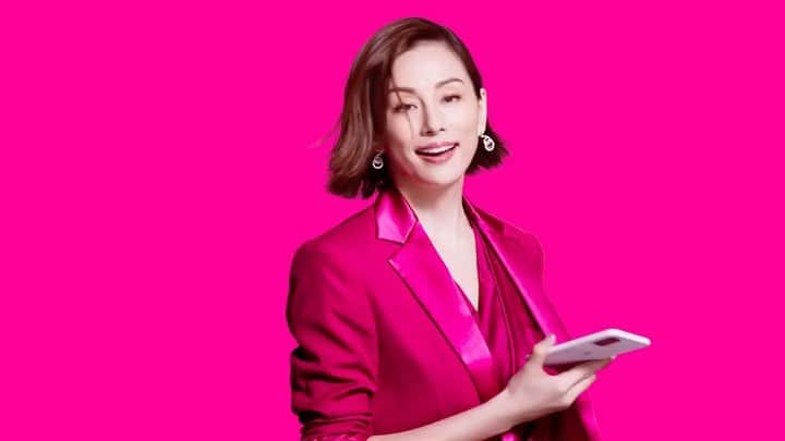 米倉涼子のインスタグラム：「皆さんこんにちは！ もうご存知の方もいらっしゃると思いますが、 新しいRakutenのコマーシャルにてカードマンさんとご一緒しました^_^」