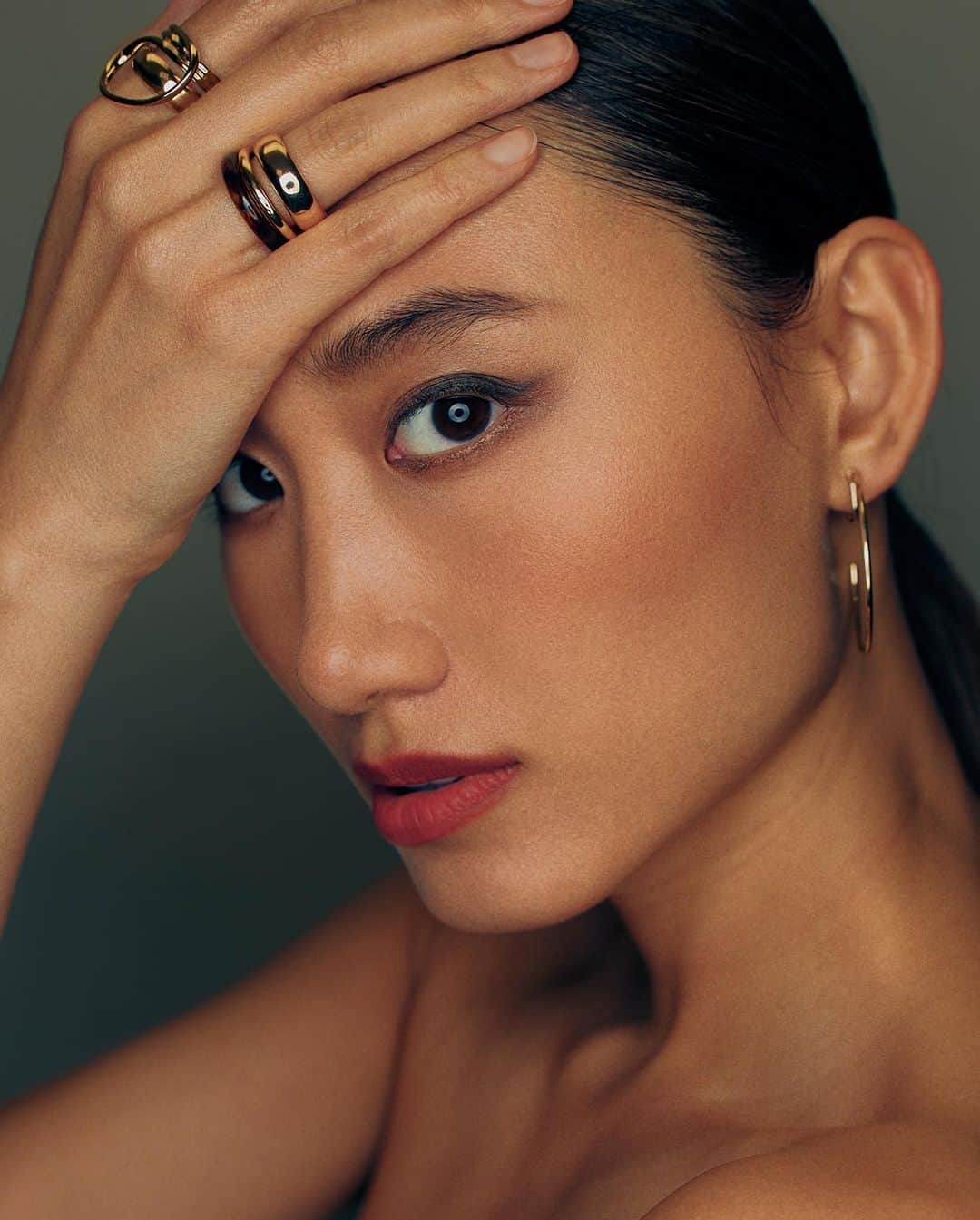 白雪のインスタグラム：「#💍  Photo @juniortokumaru  Make up @at_o  Hair @at_o @motonari_kusuda」