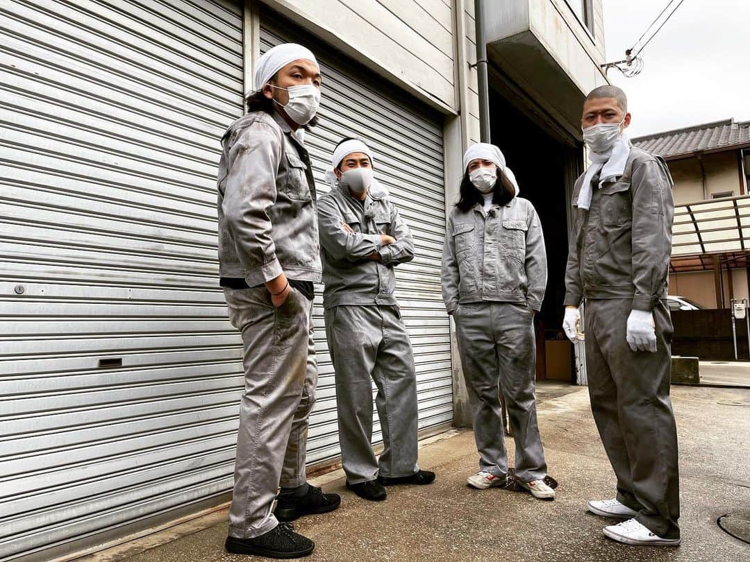 盛山晋太郎のインスタグラム：「いつも汚れた作業着 一服するタバコと缶コーヒー  #30代のおじさん達 #休憩中はもっぱらパチスロの新台の話 #息子のことは「チビ」と呼ぶ #タバコは全員で共有」