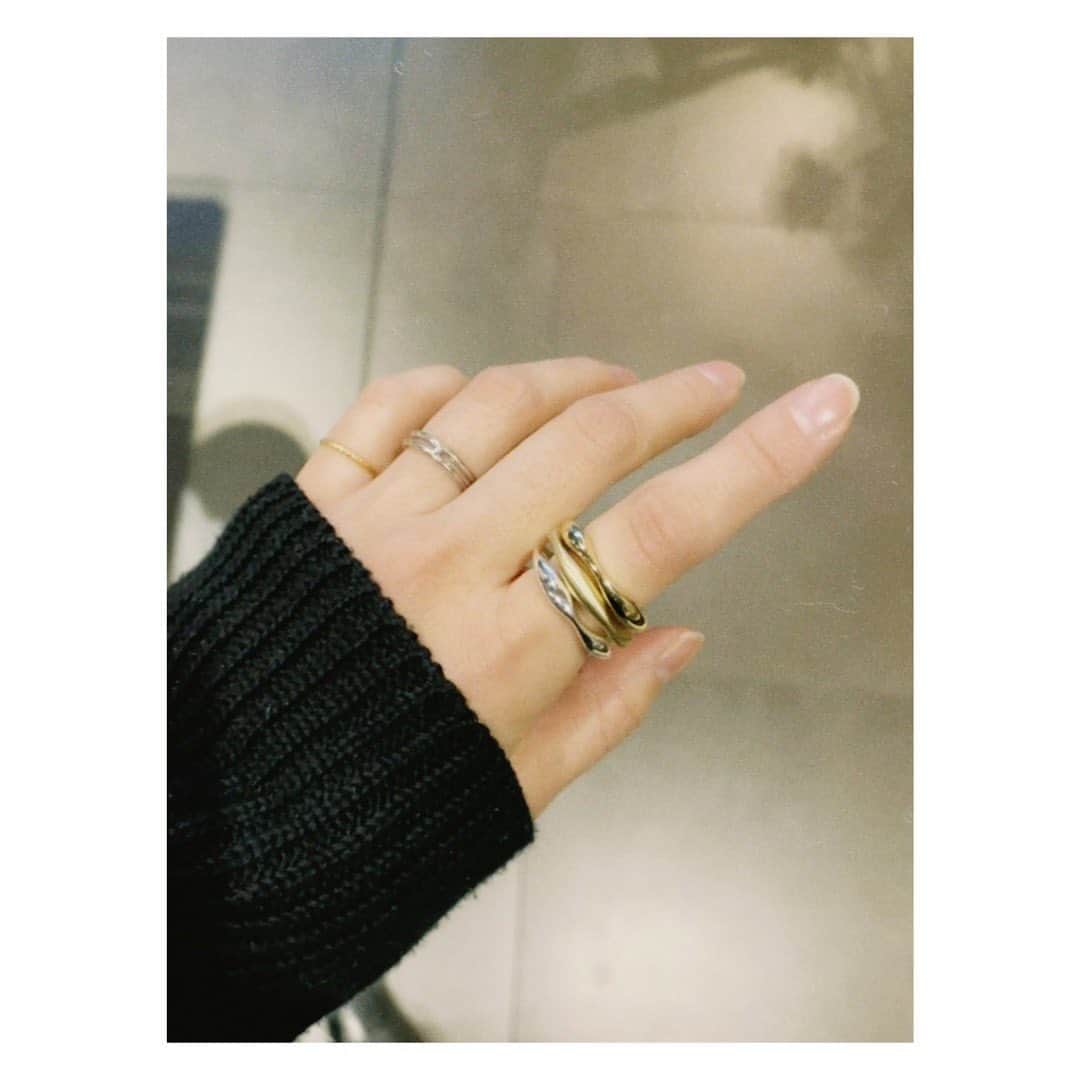 野尻美穂のインスタグラム：「最近はネイル全然出来ないので、リングで気分高める🥺🌷 人差し指に着けたいの沢山あるからいつもなんとなく洋服と悩むんだけど、最終的に悩んでるやつじゃないリングをパッと取ってる。（その時間返して😂 はぁ〜これも早く届かないかなぁ💞  @blanciris_official  #accessories」