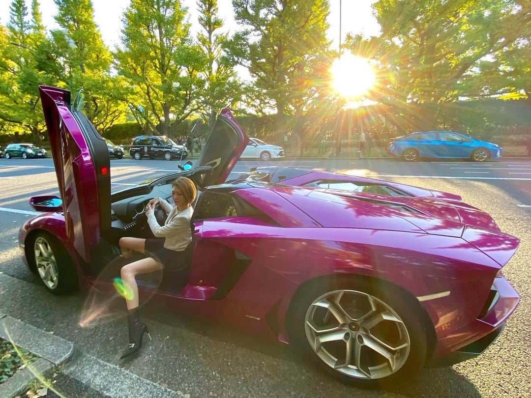 のインスタグラム：「自己内省力が格段に上がって毎日が楽しい💗 毎日が幸せ🥰✨✨ これからの人生どう在りたいのか💭 どんな未来を望むのか？🌈 選択し行動するのは自分次第💛 自己内省をして成長を感じたり、新たな気づきがあったり、日々変化を感じると未来が楽しみで今が楽しくて仕方がないのです☺️♡ . . 春がきたらどこに行こうか？🏎🌸 我が家のアヴェンタちゃんも春が待ち遠しくてうずうずしてるね💛 #lamborghini  #aventador  #アヴェンタドール #ランボルギーニアヴェンタドール  #ランボルギーニ #美脚製造トレーナー #美脚トレーナー」