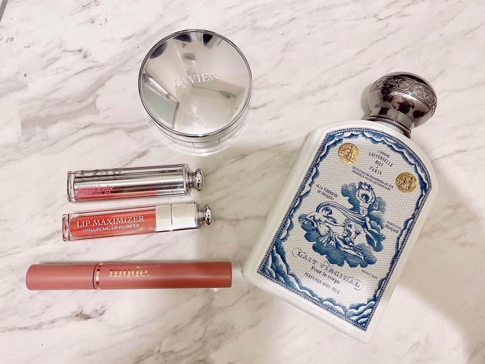 水野星奈のインスタグラム：「最近のお気に入りたち🌟  @lavien_japan  ラディアンスエッセンスクッション (SPF50＋PA+++)  @diormakeup  LIP  MAXIMIZER  @mude_official インスパイアカーリングマスカラ  @__sawa09__ ちゃんから もらったボディオイル🌼  韓国のコスメがよすぎて🇰🇷💕 そればっかになりつつある🤗  この前 @bellefeelclinic 代官山店でメソナJ受けてきたー💨  痛みやダウンタイムが全くなく、治療直後から肌のトーンアップ、赤ら顔の改善、皮膚水分量の増加等が実感できるの🥺  肌の色も何トーンか明るくなった✨✨  #cosme  #美容皮膚科　#代官山　#おすすめ」