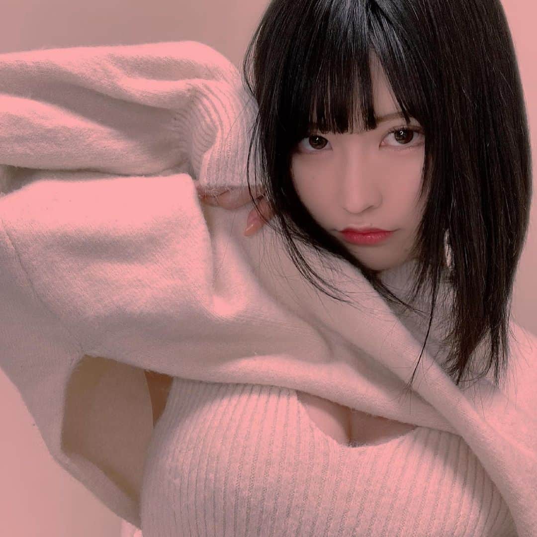 寝室のどかさんのインスタグラム写真 - (寝室のどかInstagram)「「トップスが短いのをいいことに脇を見せつける女」  今こういうショートトップスや腕しかないトップスとか、流行ってるらしい…どう合わせたらいいかわからないぜ……(これは下のノースリーブニットとセットで  ...