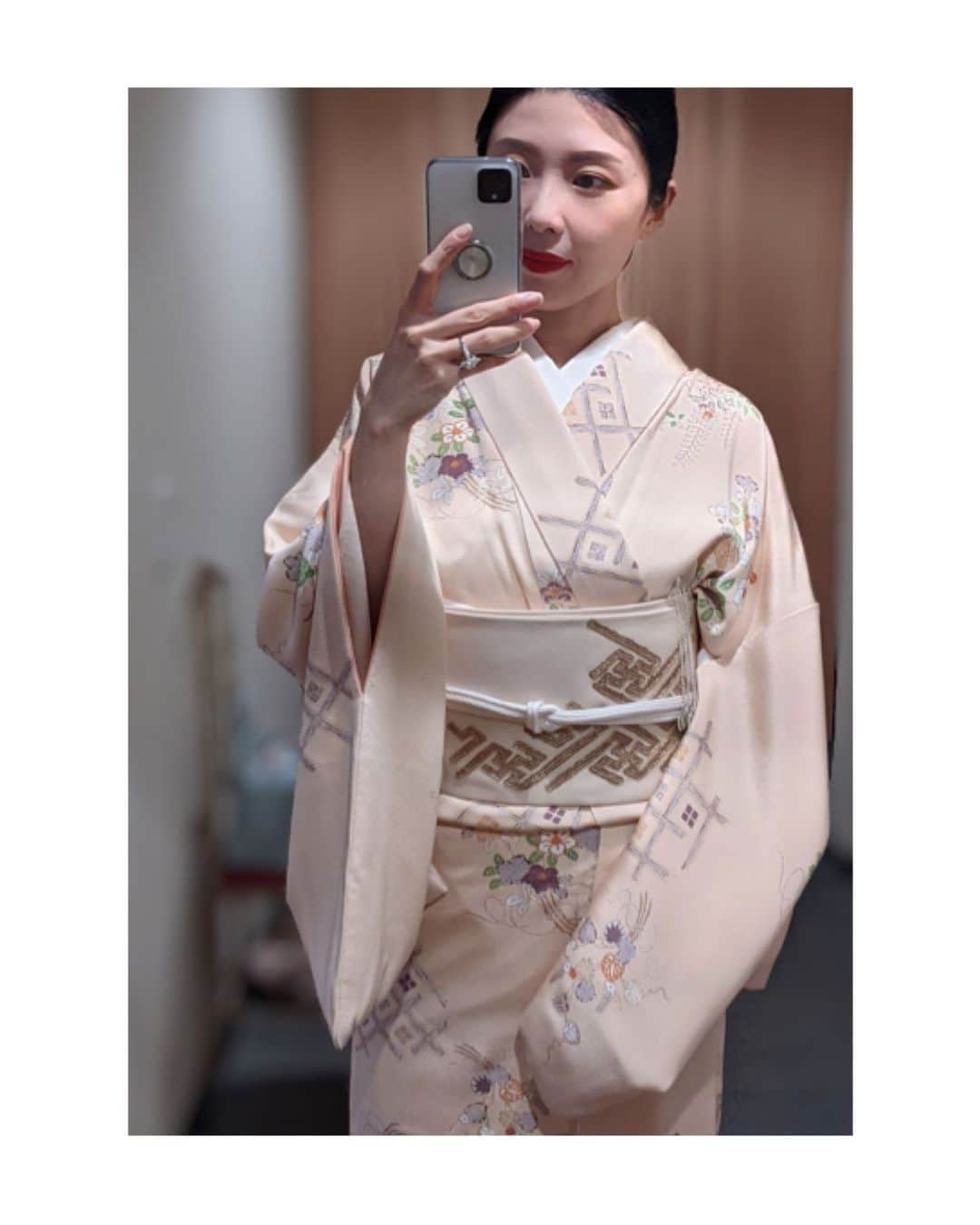 川村亜紀さんのインスタグラム写真 - (川村亜紀Instagram)「こちらの帯は金糸で刺繍されています。 #kimono #kimonocordinate #japanesekimono #japanesetradition #beautifultradition #lovekimono  #instakimono  #日本の伝統 #美しい伝統 #守るべきもの #日本の美  #お着物と帯 #組み合わせ #楽しい #お着物の魅力  #小紋 #長吉呉服店 さん #名古屋帯 #ぎをん齋藤 さん #亜紀の和装記録」3月5日 8時49分 - _aki1015_