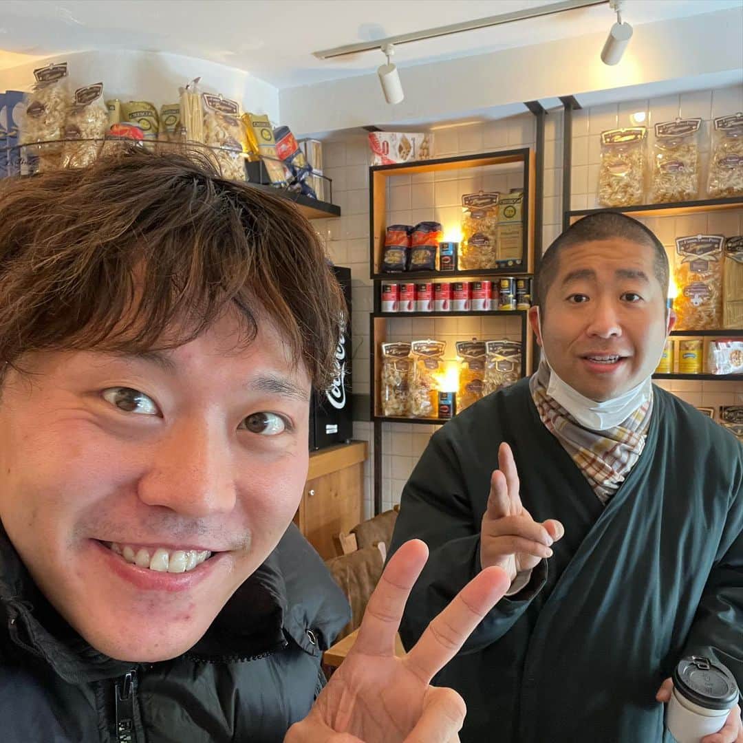 エハラマサヒロさんのインスタグラム写真 - (エハラマサヒロInstagram)「昼ごはん食べてたら澤部とたまたま会った。  #優しそうなパパ友カッコいい #わざわざ店の外から挨拶に来てくれてカッコいい #野球少年みたいな顔して3人の子持ちカッコいい」3月5日 8時48分 - eharamasahiro