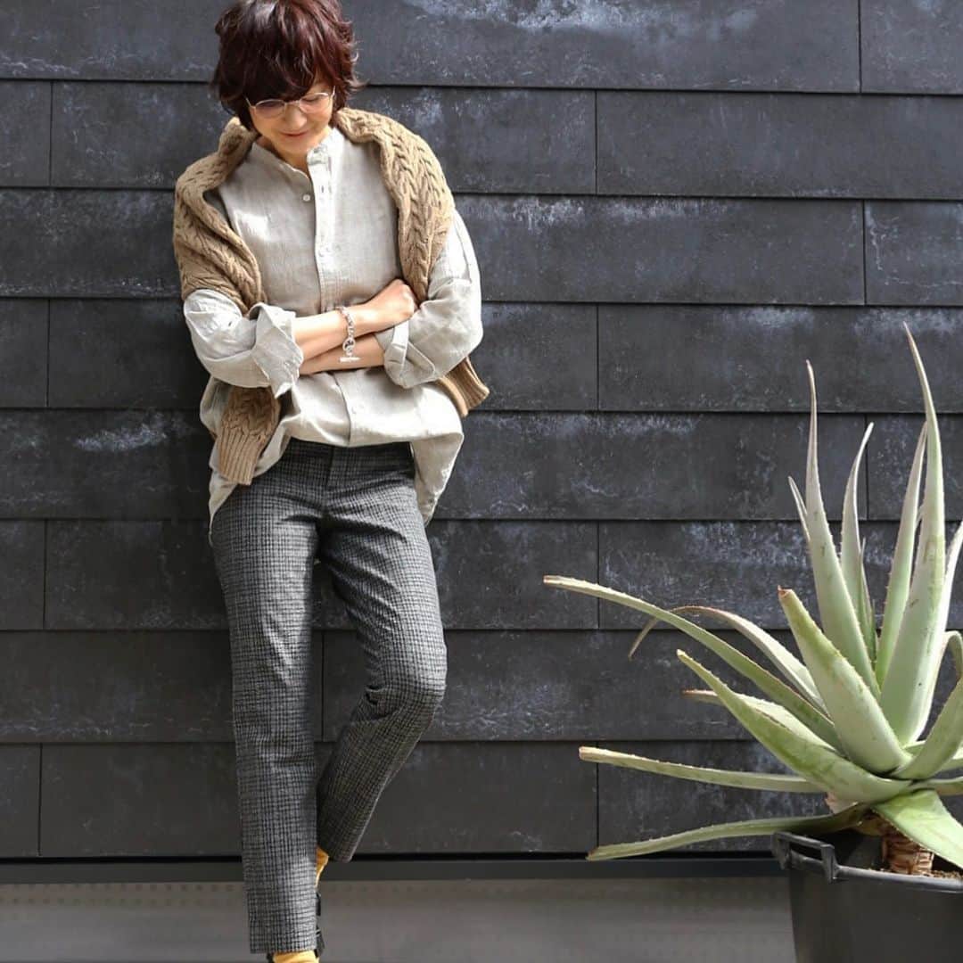 富岡佳子さんのインスタグラム写真 - (富岡佳子Instagram)「ファッションから#サステナブル や多様性に取り組んでいる#バナナリパブリック に共感します。 無類のバンドカラーshirt好き♡おうち時間にはリラックス感も欲しいので men's アイテムから選びました。 #BetterRepublic #itsbanana」3月5日 8時56分 - yoshikotomioka