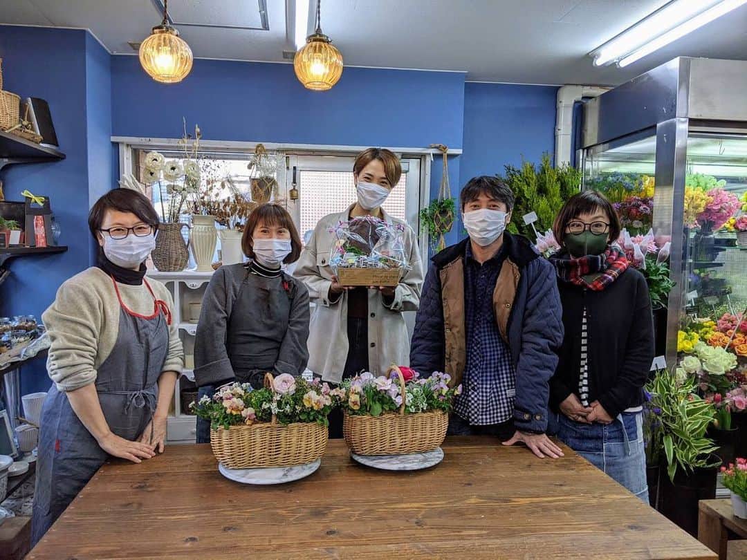 迫田さおりさんのインスタグラム写真 - (迫田さおりInstagram)「・ 本日3月5日金曜日 KKB 鹿児島放送 【ですです。】9:55〜 ・ 今回は鹿児島市のお花屋さんで 「ブリコラージュフラワー」っという新しめの園芸に挑戦しました🌸 ・ 教えてもらったのは @f.hanamura さん。 お店の中も外もお花がいっぱいでとっても癒される空間にでした🥺🌷 やっぱりお花っていいなぁ🥺🥺🥺 ・ 素敵な時間をありがとうございました😊✨ ・ ・ #鹿児島 #ですです #ブリコラージュフラワー」3月5日 9時23分 - saori.rio